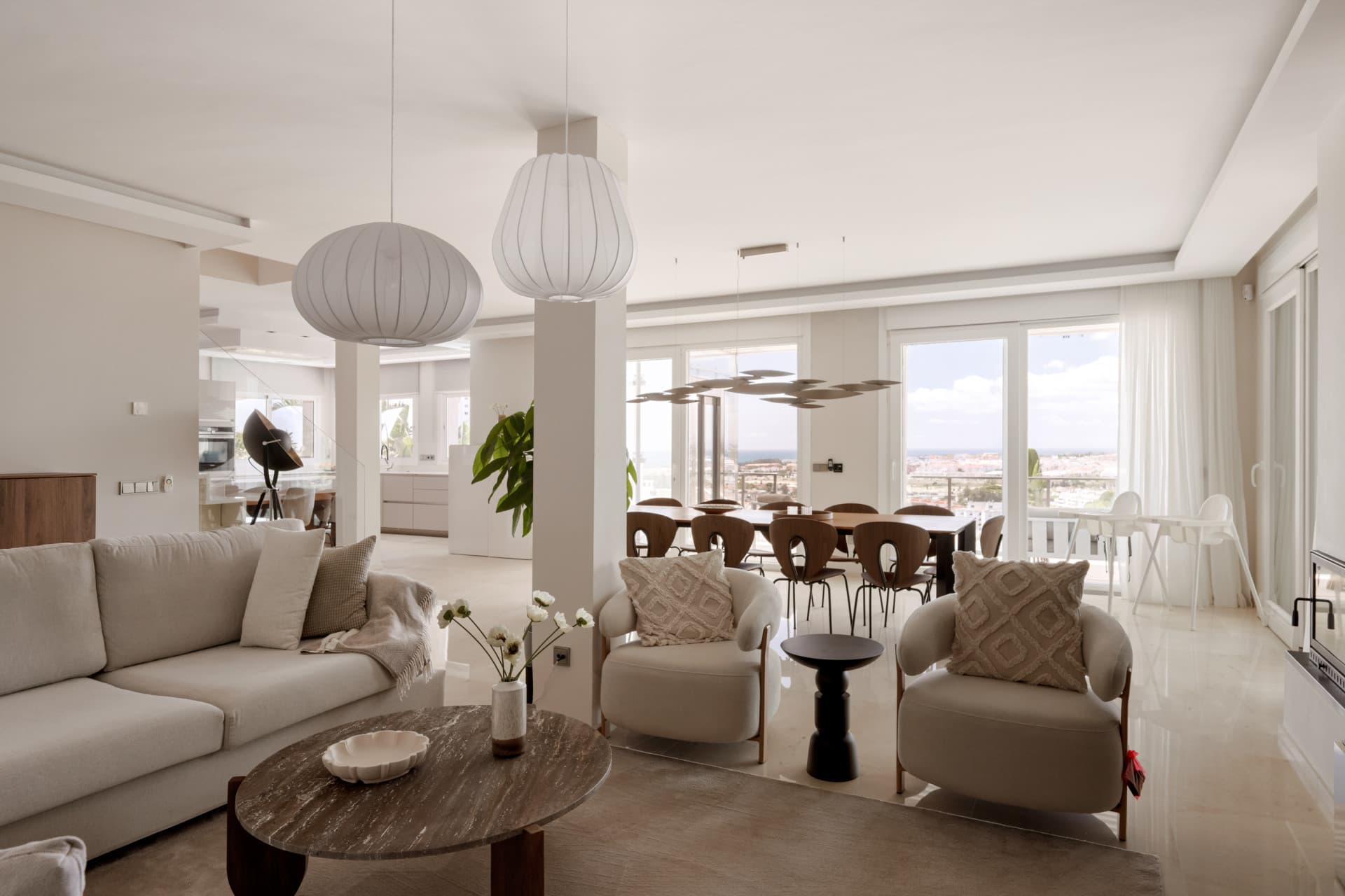 Luxury 4-Bedroom Villa in Nueva Andalucía with Panoramic Sea Views