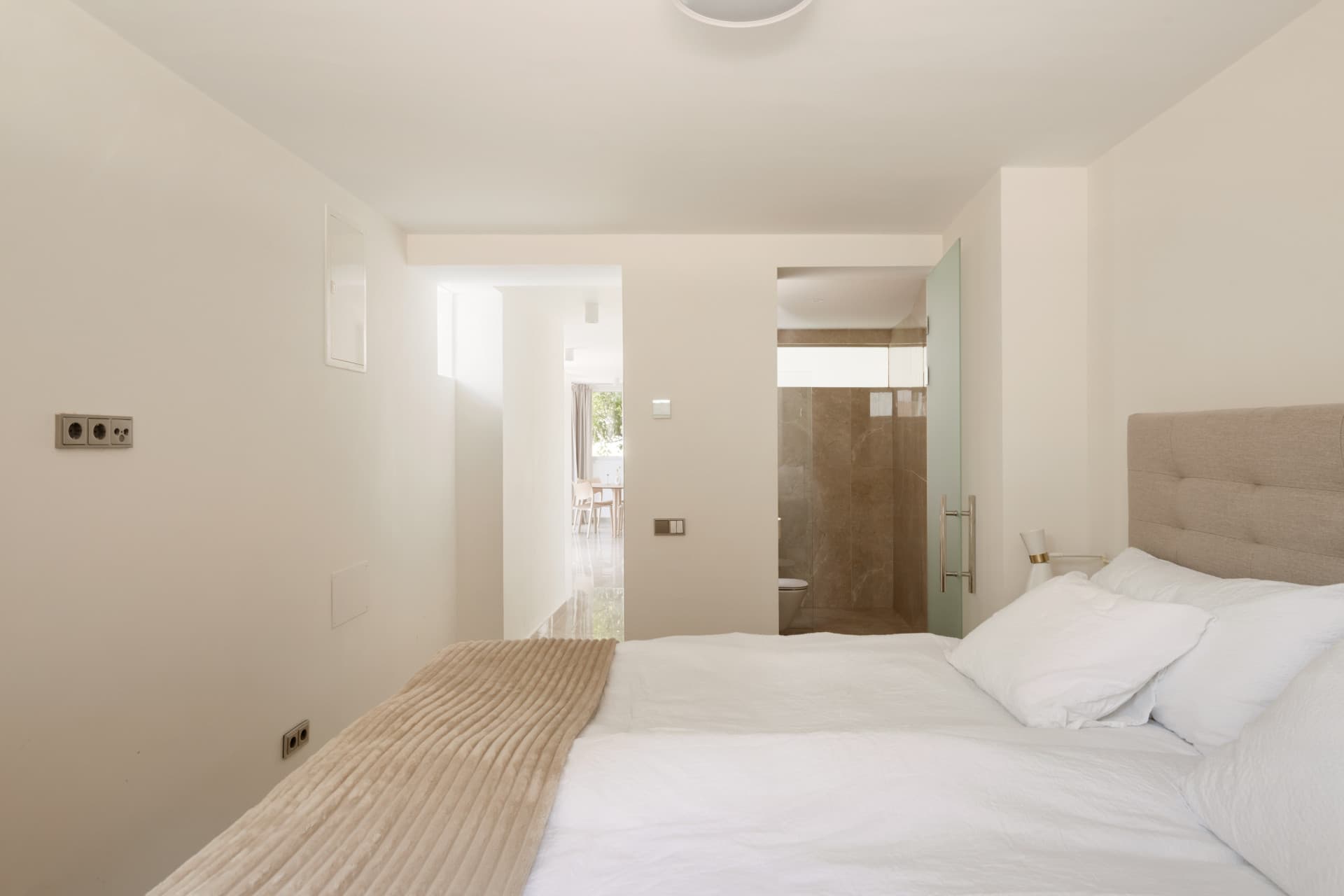 Luxury 4-Bedroom Villa in Nueva Andalucía with Panoramic Sea Views