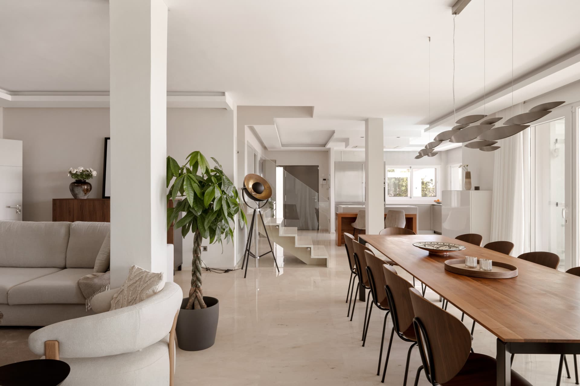 Luxury 4-Bedroom Villa in Nueva Andalucía with Panoramic Sea Views