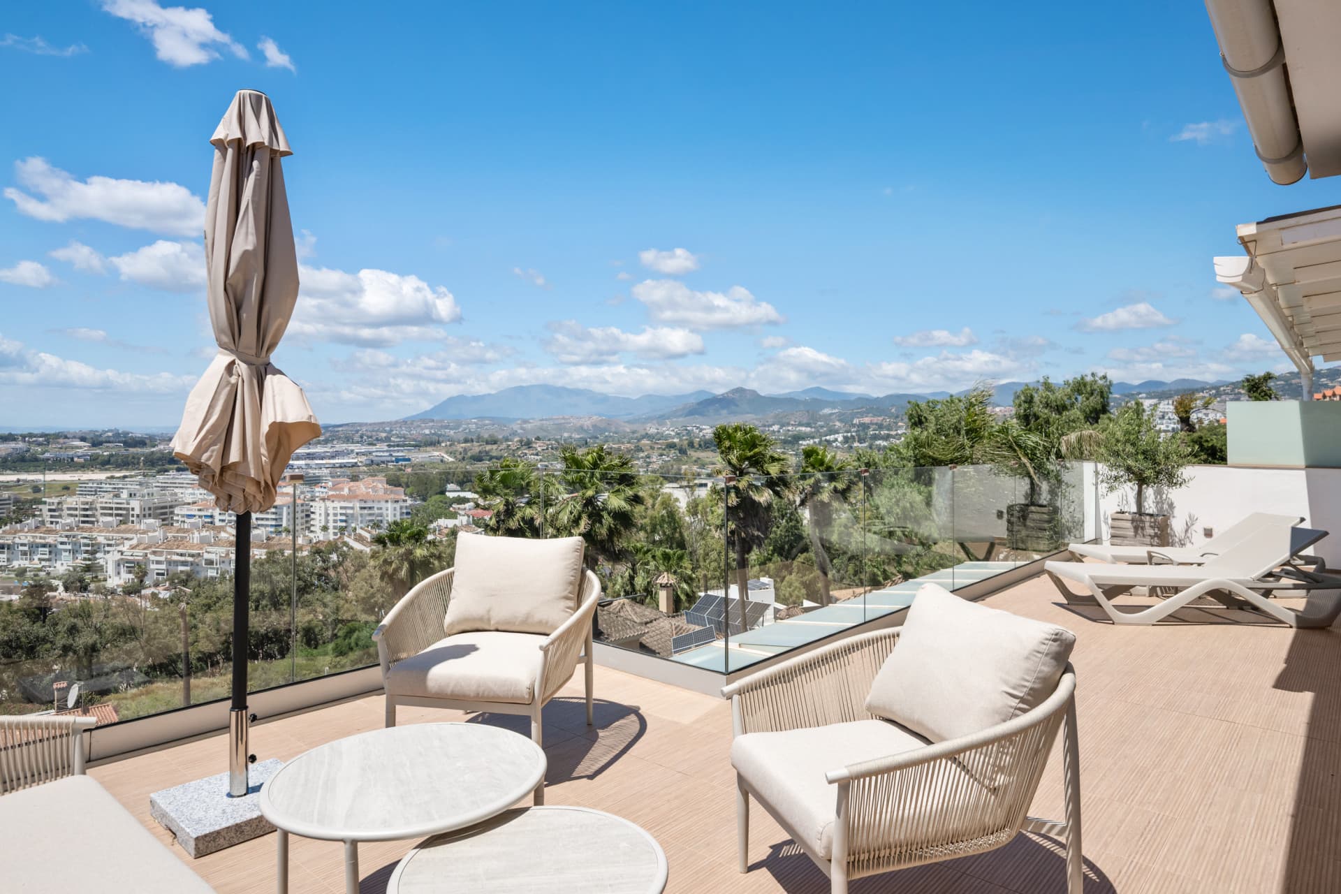 Luxury 4-Bedroom Villa in Nueva Andalucía with Panoramic Sea Views