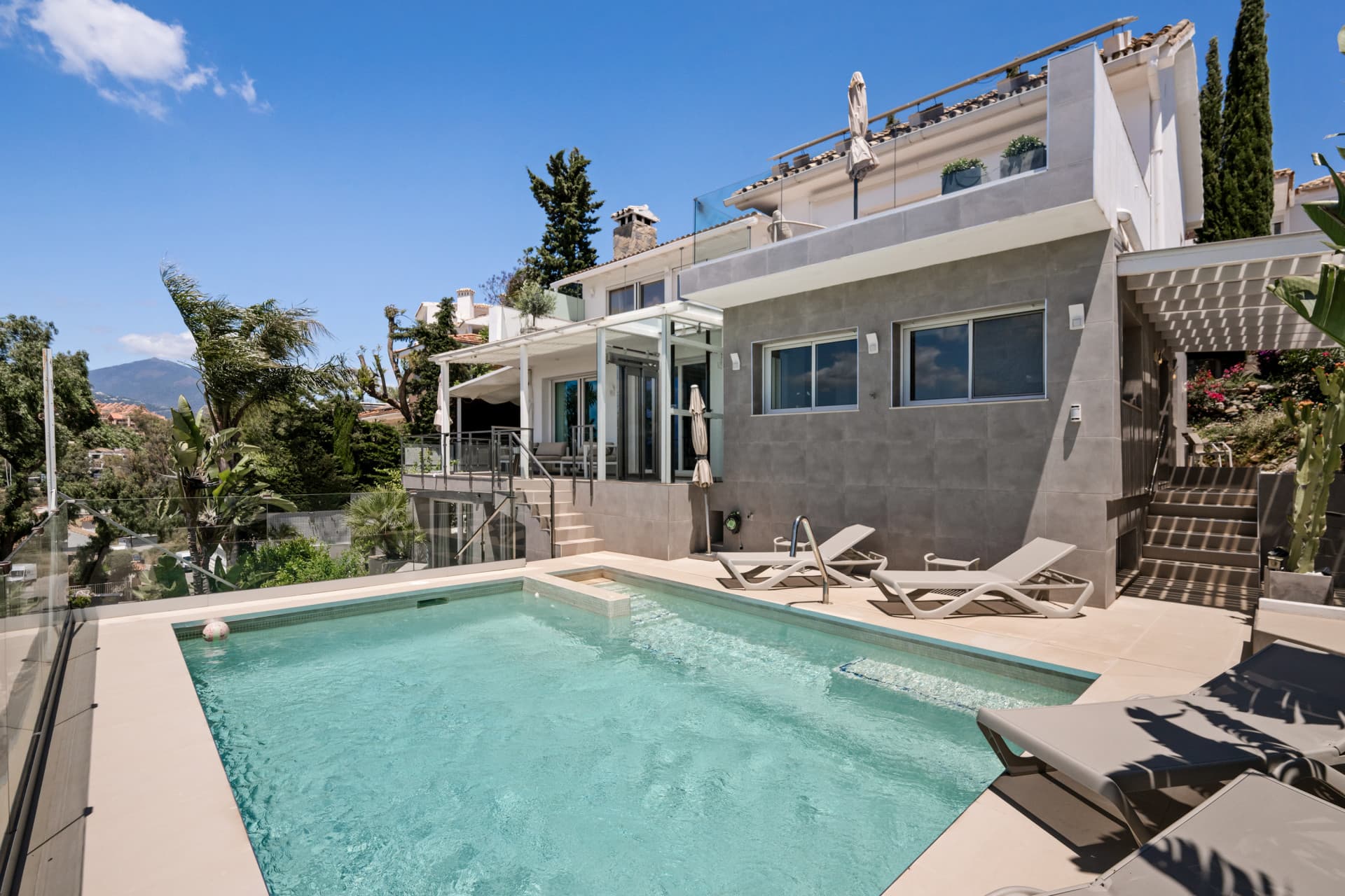 Luxury 4-Bedroom Villa in Nueva Andalucía with Panoramic Sea Views