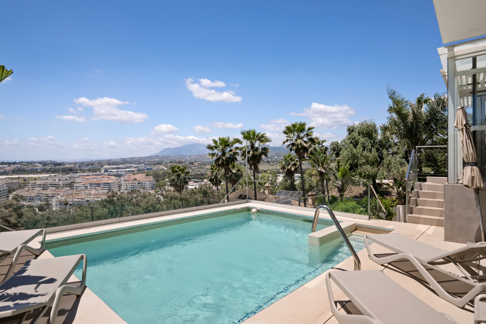 Luxury 4-Bedroom Villa in Nueva Andalucía with Panoramic Sea Views