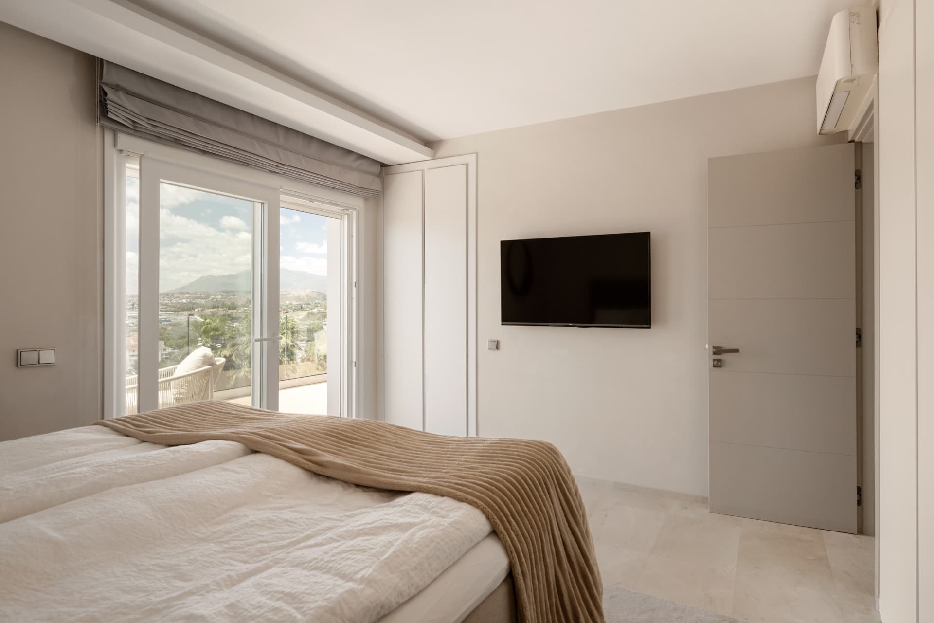 Luxury 4-Bedroom Villa in Nueva Andalucía with Panoramic Sea Views