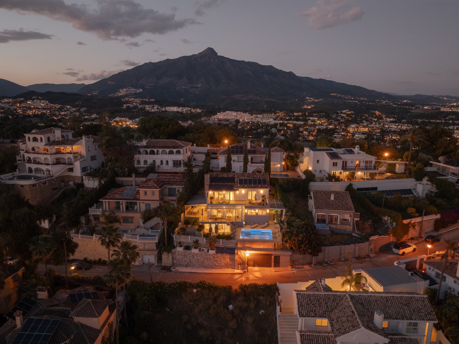 Luxury 4-Bedroom Villa in Nueva Andalucía with Panoramic Sea Views