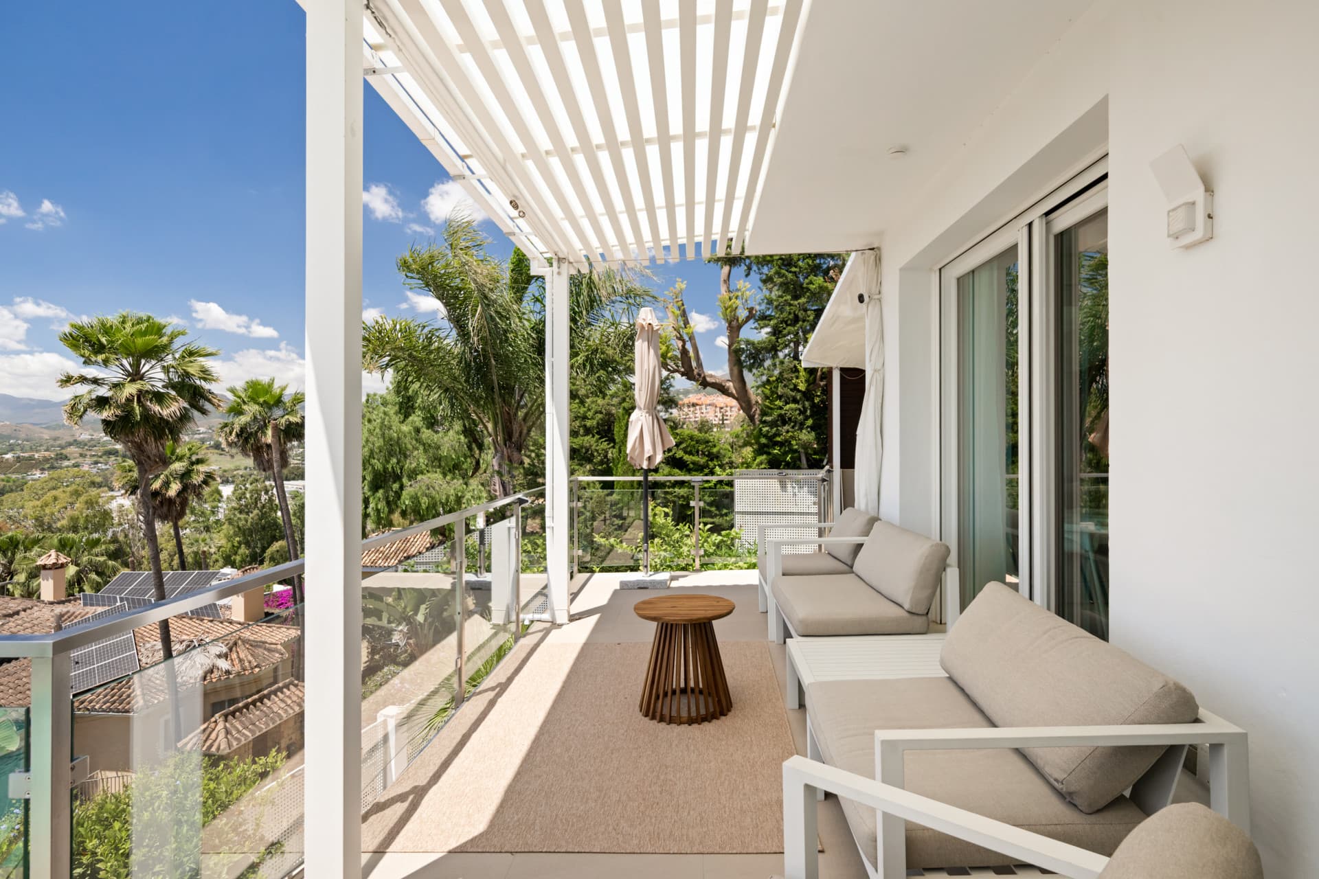 Luxury 4-Bedroom Villa in Nueva Andalucía with Panoramic Sea Views