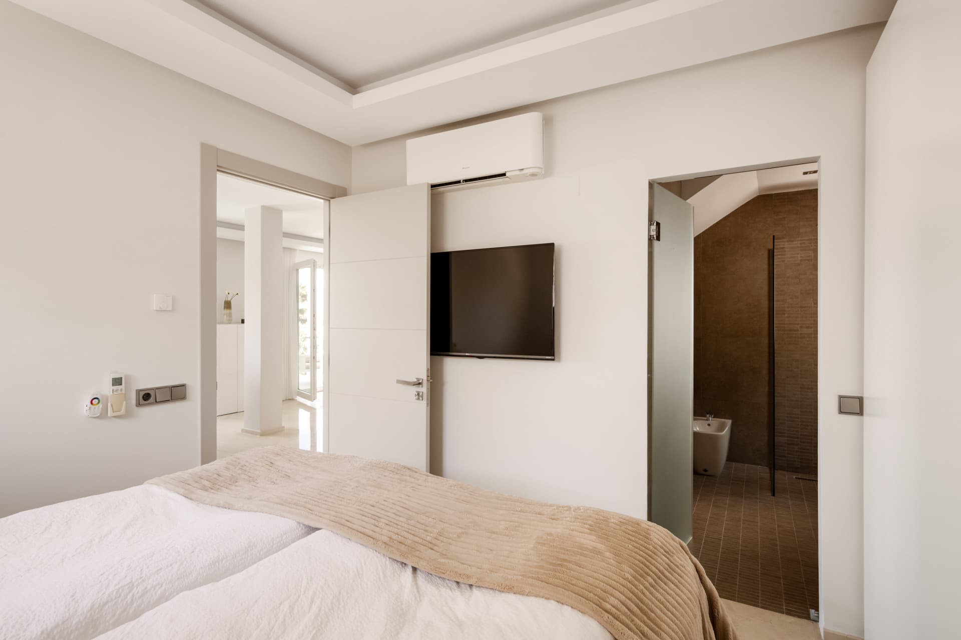 Luxury 4-Bedroom Villa in Nueva Andalucía with Panoramic Sea Views