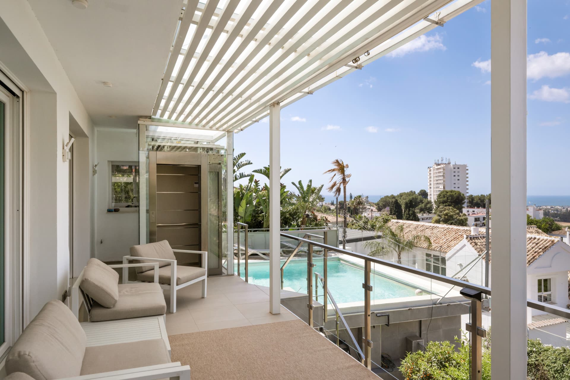 Luxury 4-Bedroom Villa in Nueva Andalucía with Panoramic Sea Views