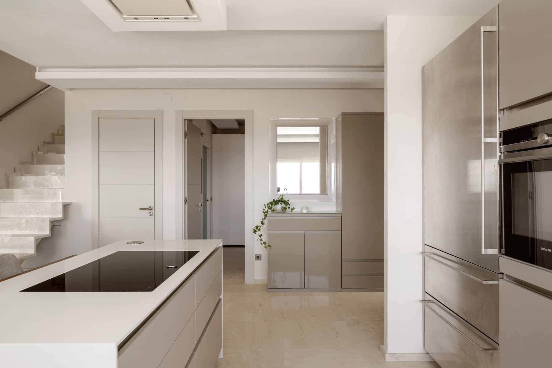 Luxury 4-Bedroom Villa in Nueva Andalucía with Panoramic Sea Views