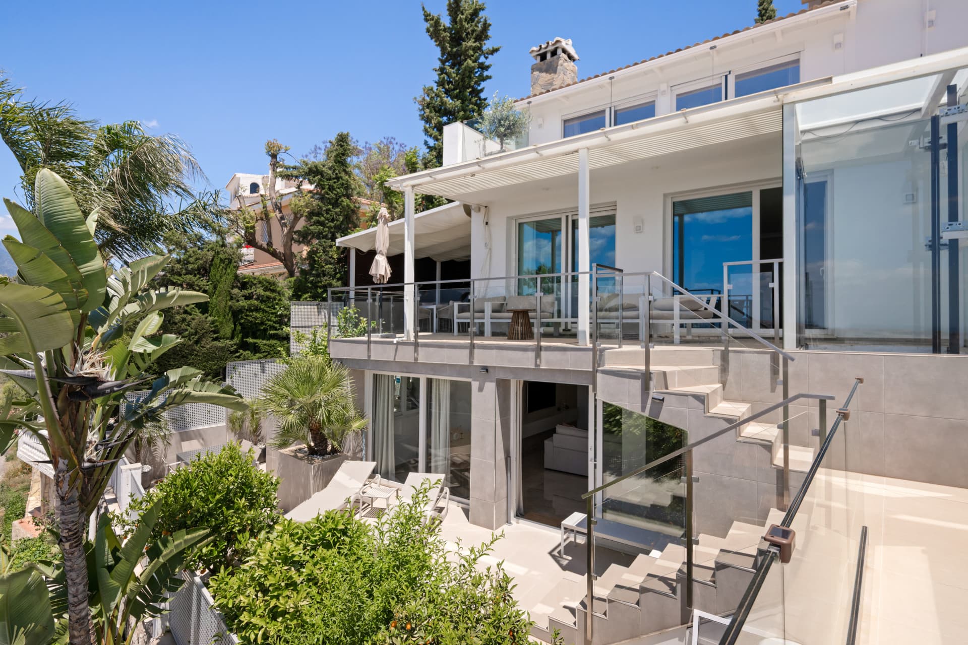 Luxury 4-Bedroom Villa in Nueva Andalucía with Panoramic Sea Views