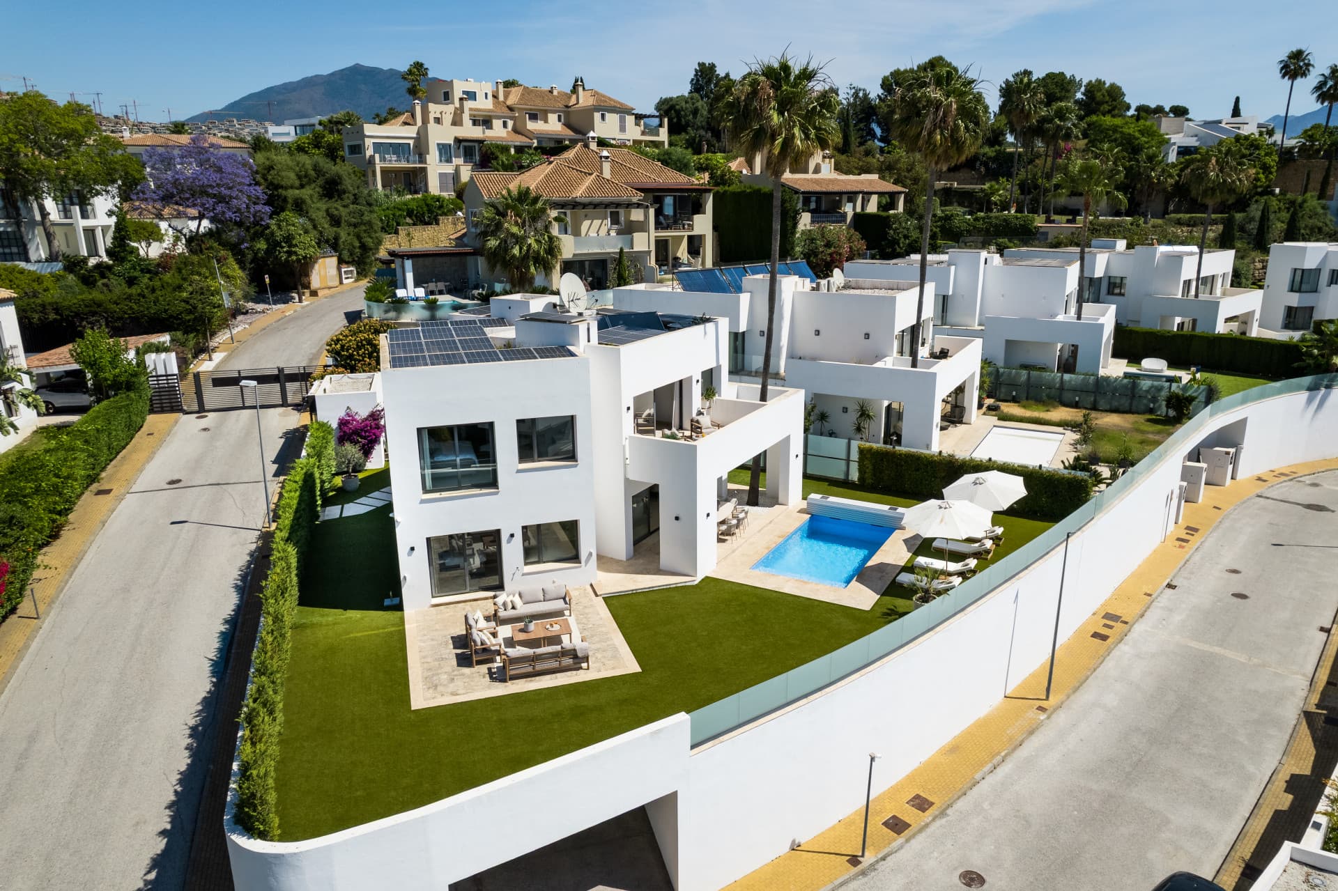 Luxury 5-Bedroom Villa in La Alquería, Benahavís with Panoramic Views