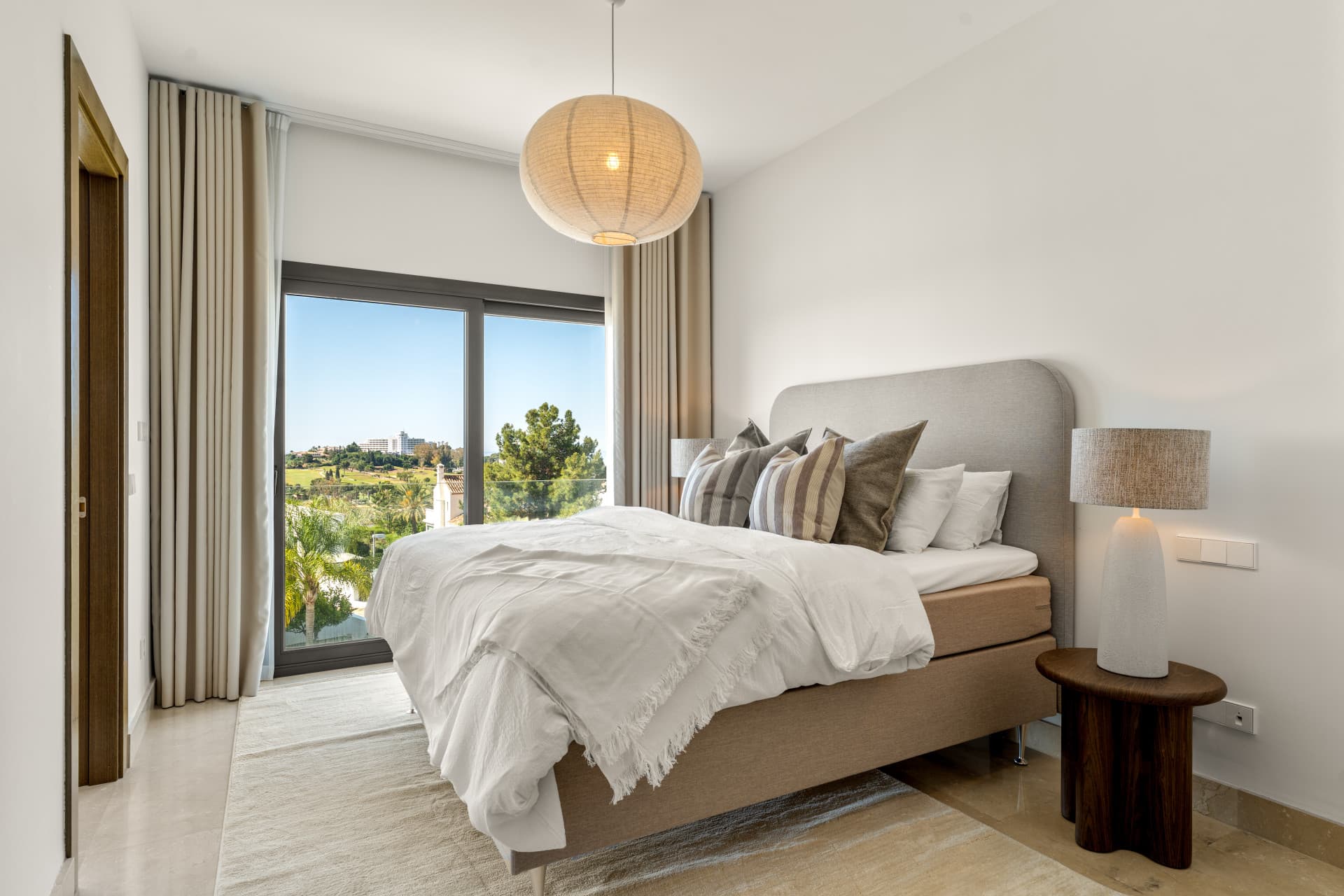 Luxury 5-Bedroom Villa in La Alquería, Benahavís with Panoramic Views
