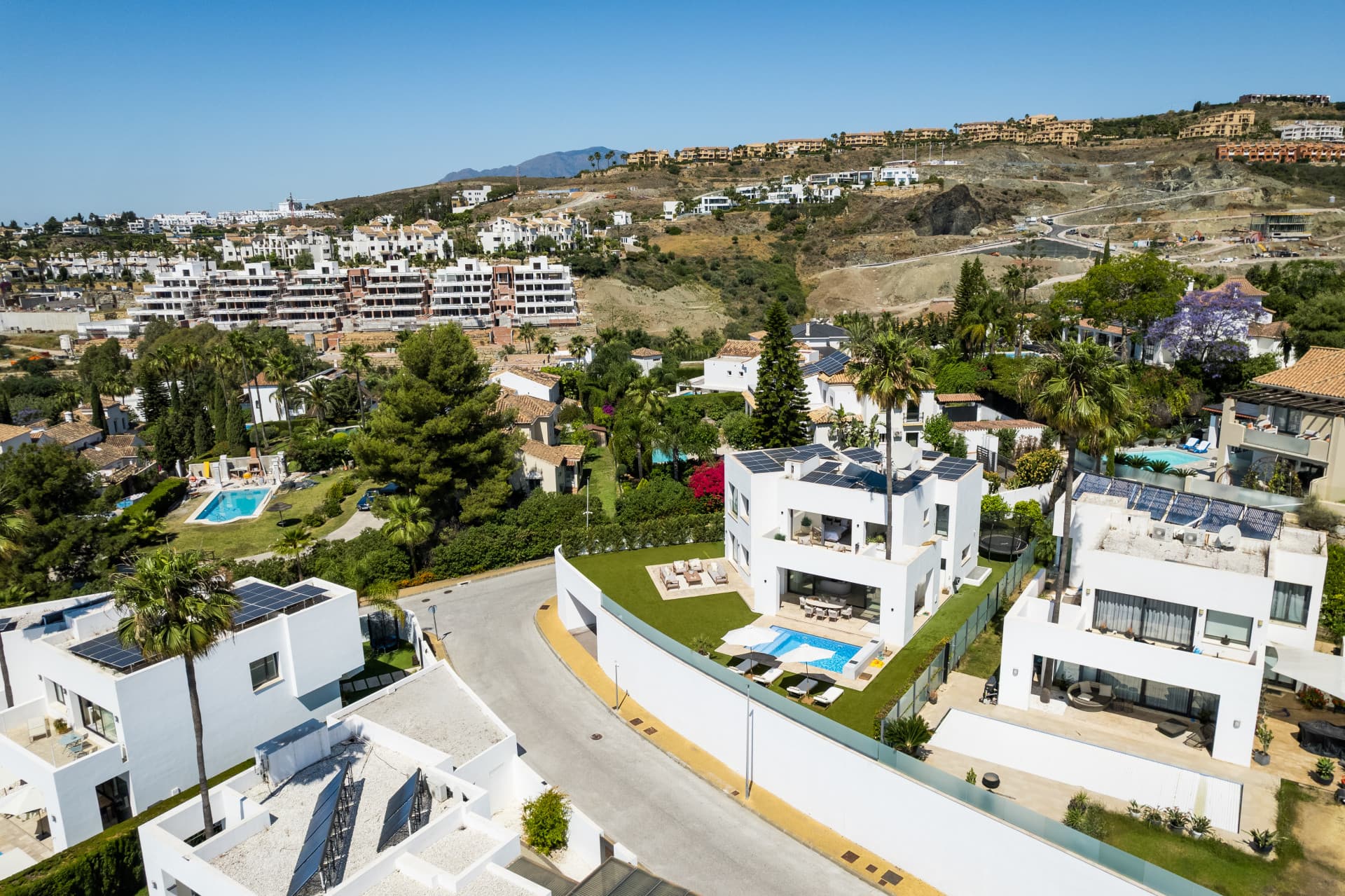 Luxury 5-Bedroom Villa in La Alquería, Benahavís with Panoramic Views