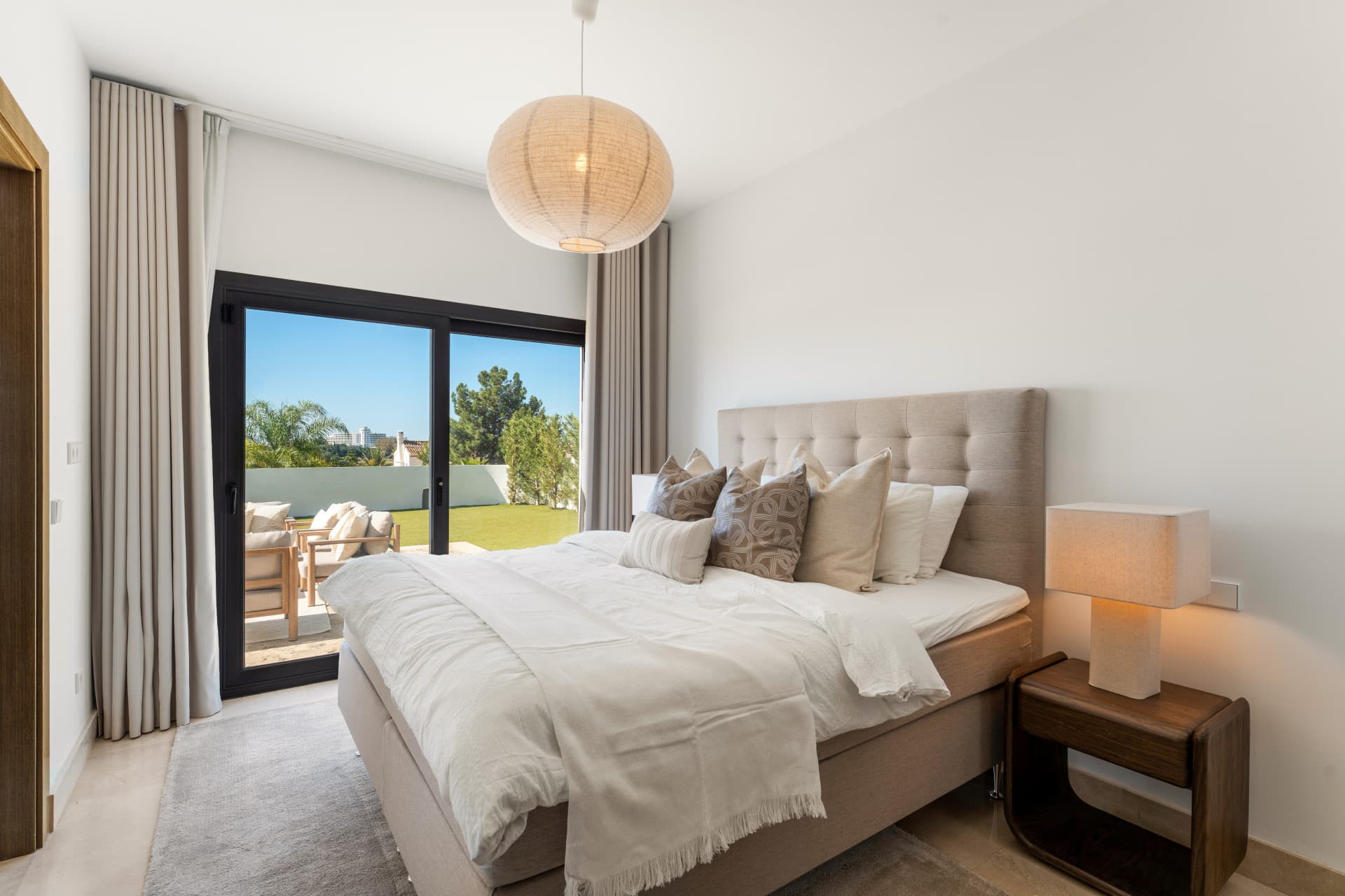 Luxury 5-Bedroom Villa in La Alquería, Benahavís with Panoramic Views