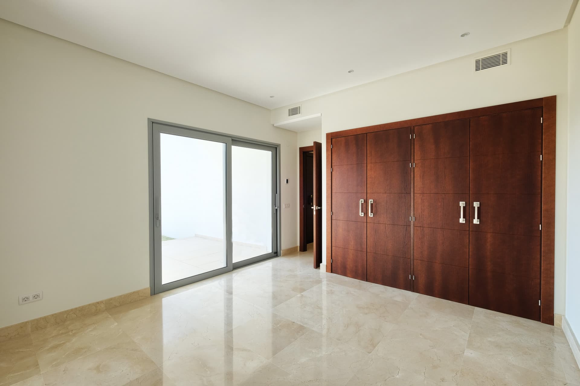 Luxury 4-Bedroom Villa in Puerto del Capitán, Benahavís with Panoramic Views