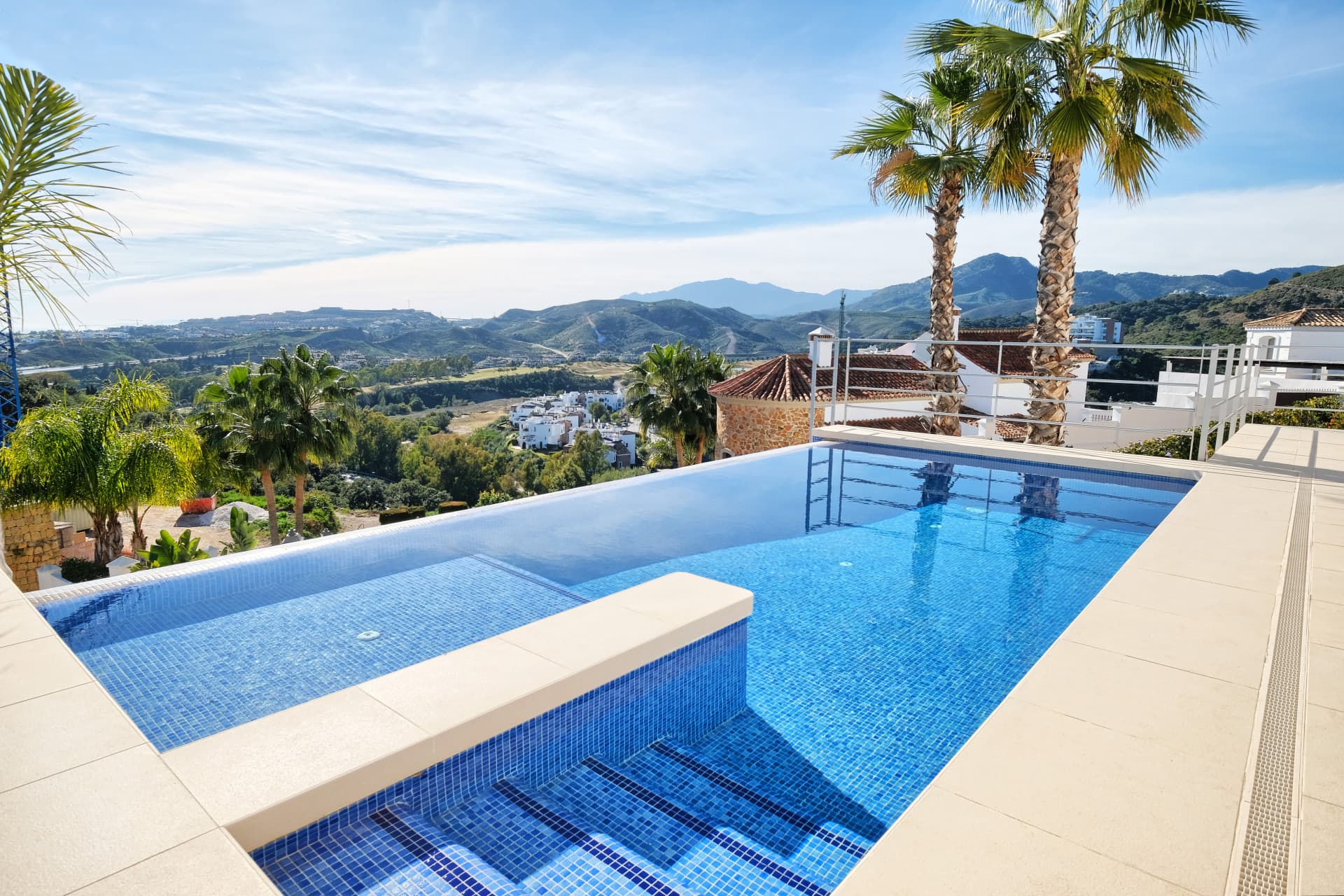 Villa de lujo de 4 dormitorios en Puerto del Capitán, Benahavís, con vistas panorámicas