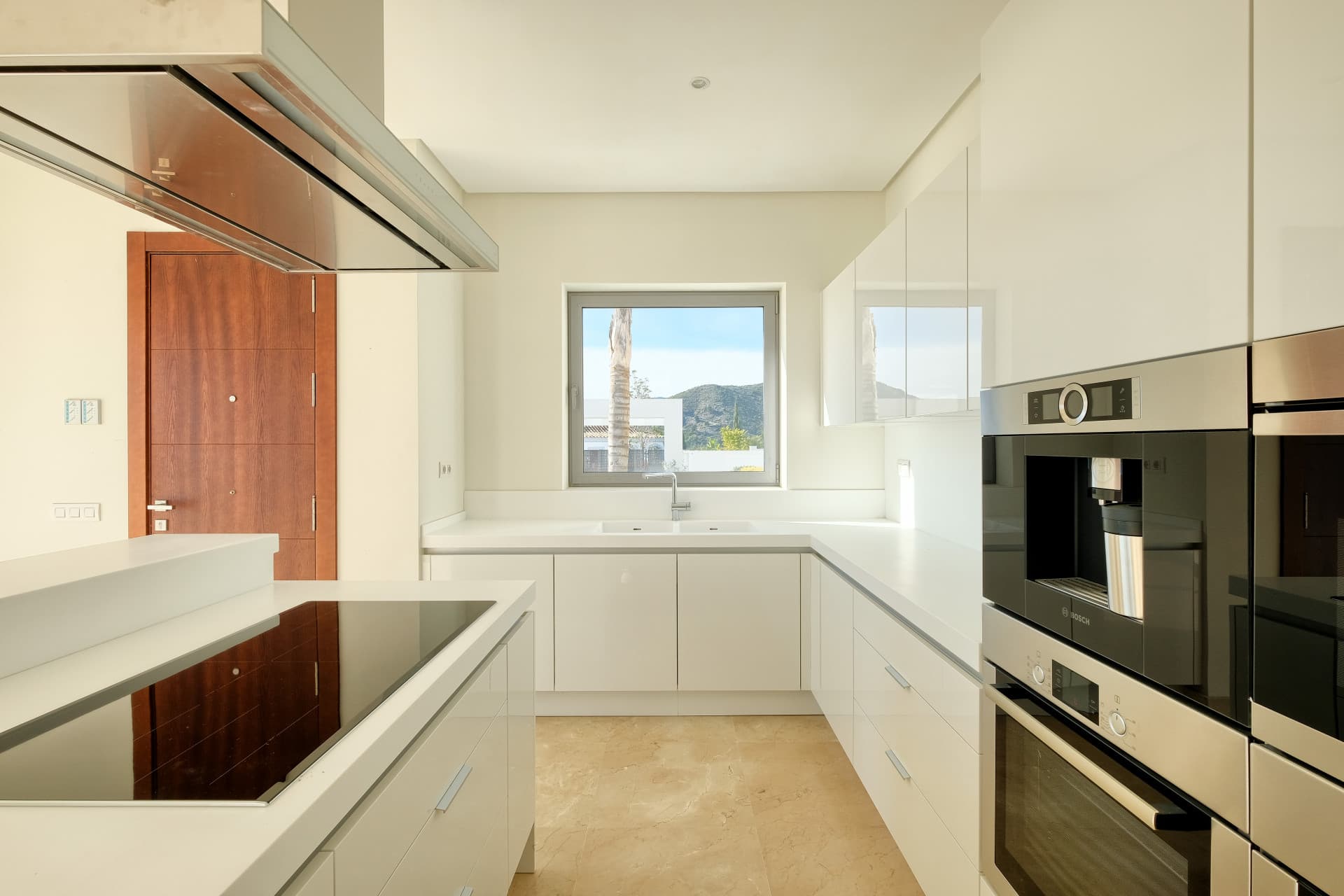 Luxury 4-Bedroom Villa in Puerto del Capitán, Benahavís with Panoramic Views