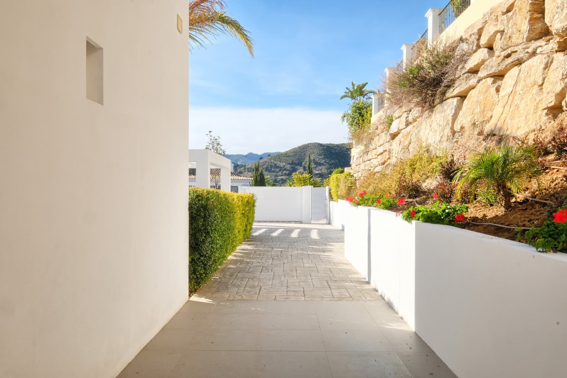 Luxury 4-Bedroom Villa in Puerto del Capitán, Benahavís with Panoramic Views