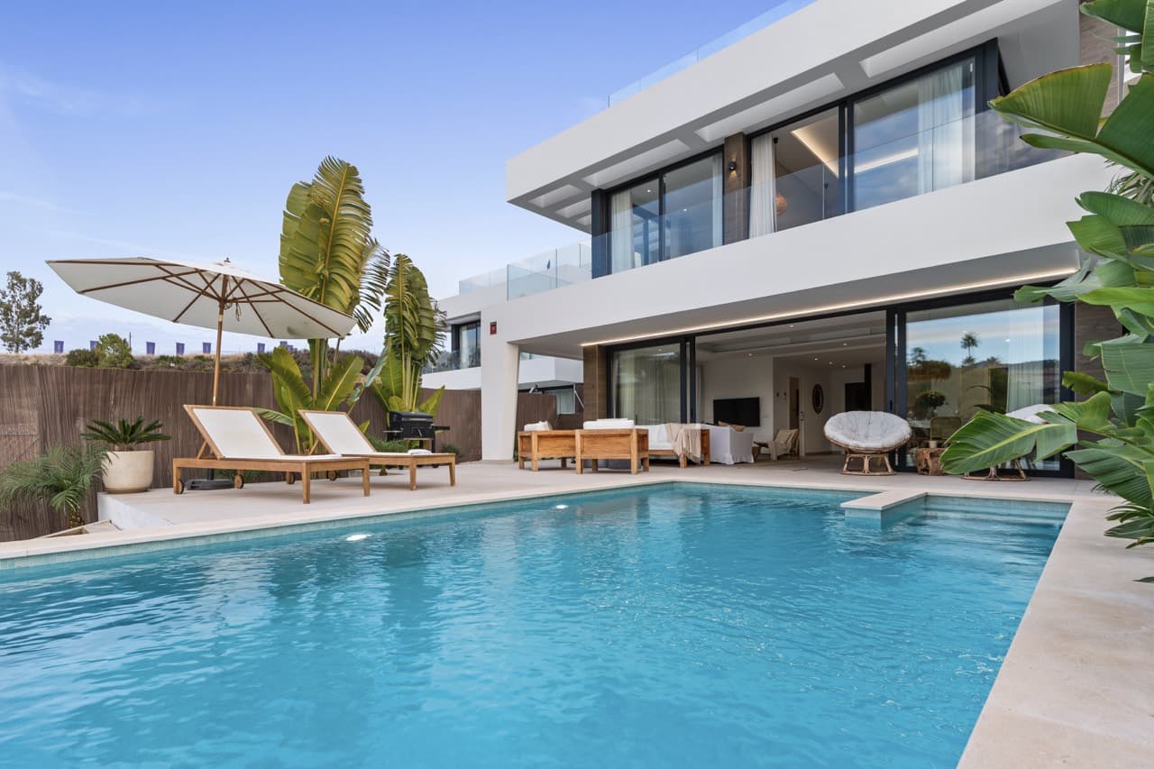 Luxury 6-Bedroom Villa in La Resina Golf, Estepona