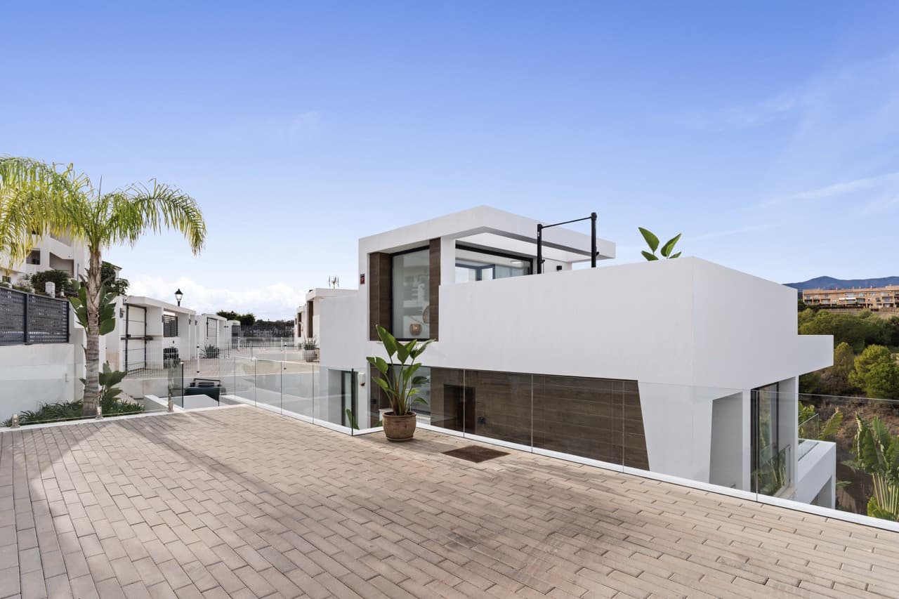 Luxury 6-Bedroom Villa in La Resina Golf, Estepona