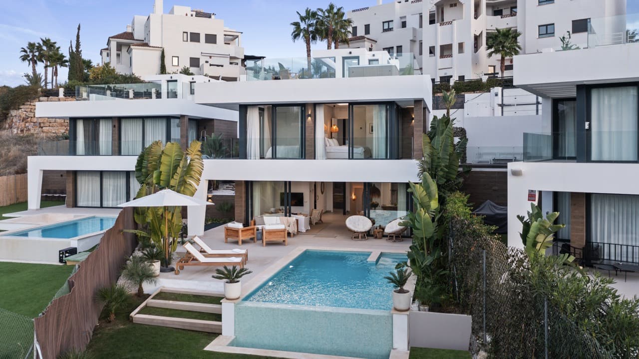 Luxury 6-Bedroom Villa in La Resina Golf, Estepona
