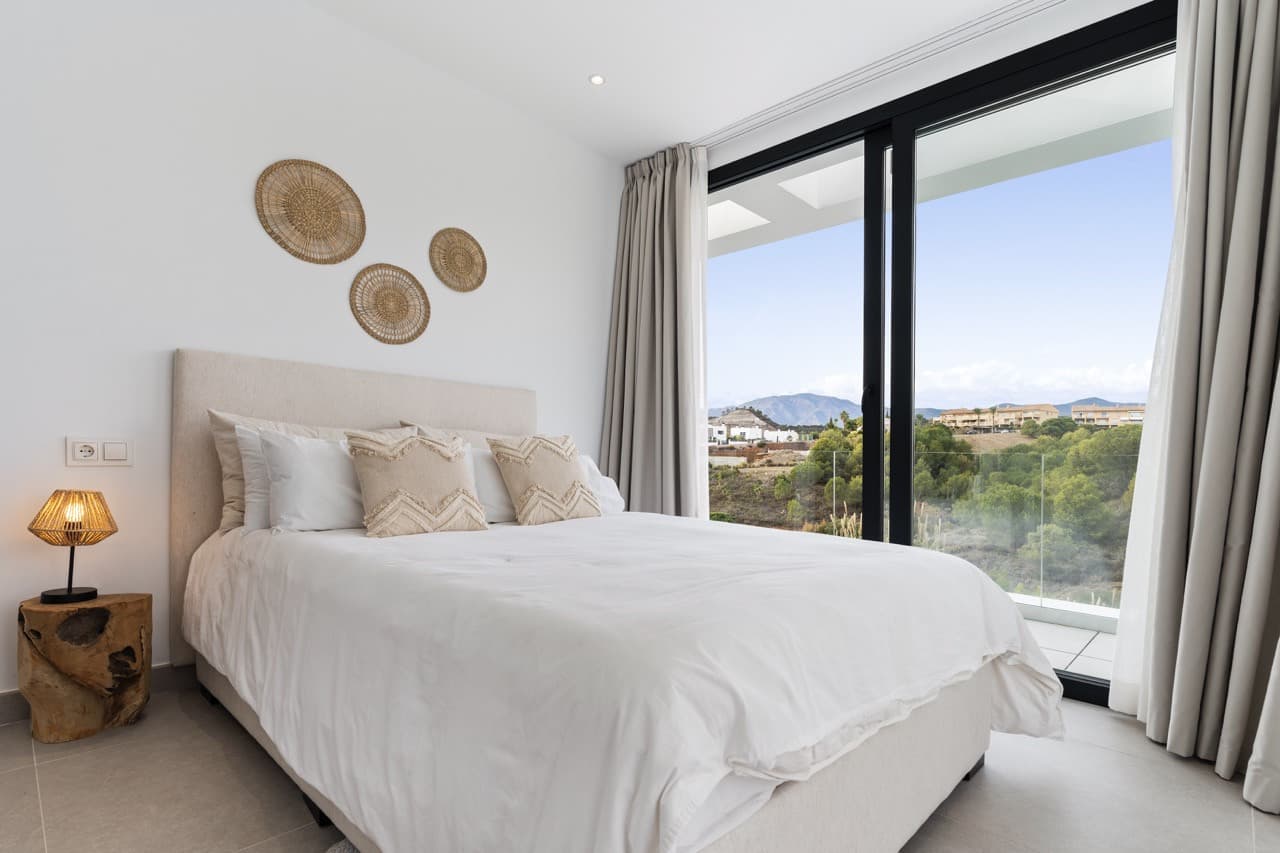 Luxury 6-Bedroom Villa in La Resina Golf, Estepona