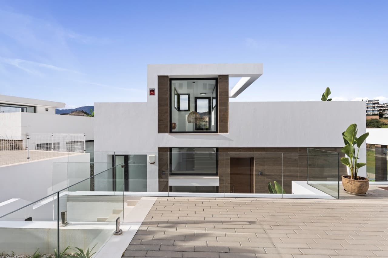 Luxury 6-Bedroom Villa in La Resina Golf, Estepona
