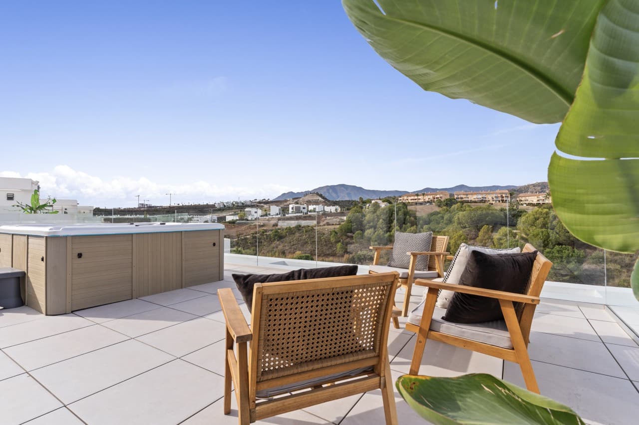 Luxury 6-Bedroom Villa in La Resina Golf, Estepona