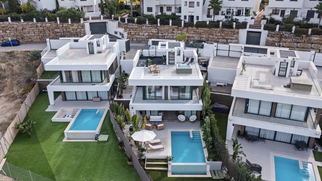 Luxury 6-Bedroom Villa in La Resina Golf, Estepona