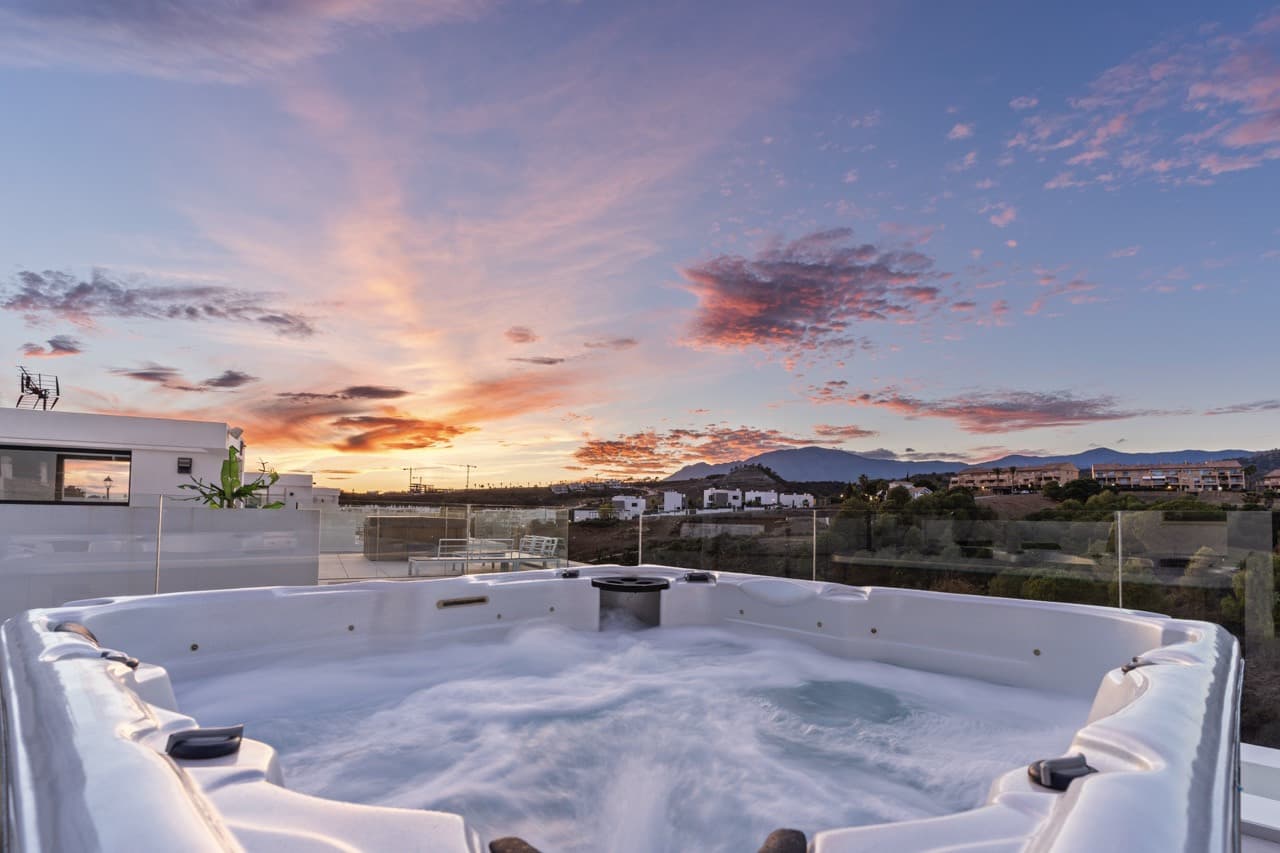Luxury 6-Bedroom Villa in La Resina Golf, Estepona