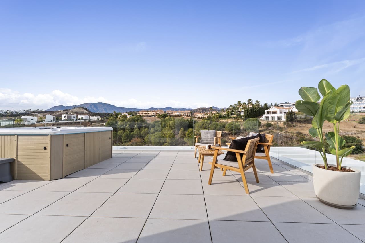 Luxury 6-Bedroom Villa in La Resina Golf, Estepona
