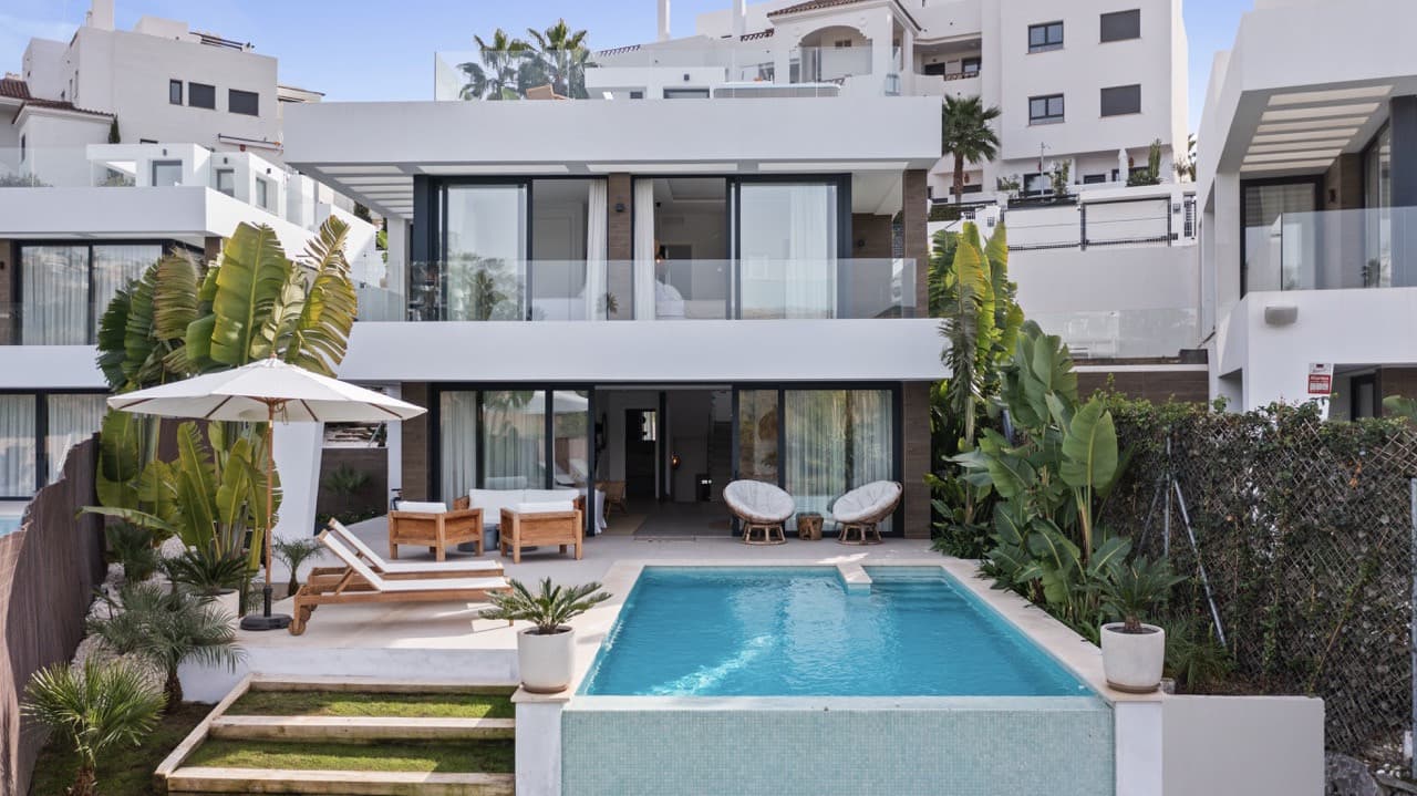 Luxury 6-Bedroom Villa in La Resina Golf, Estepona
