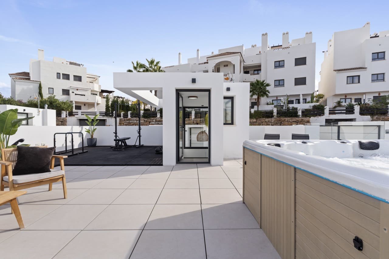 Luxury 6-Bedroom Villa in La Resina Golf, Estepona
