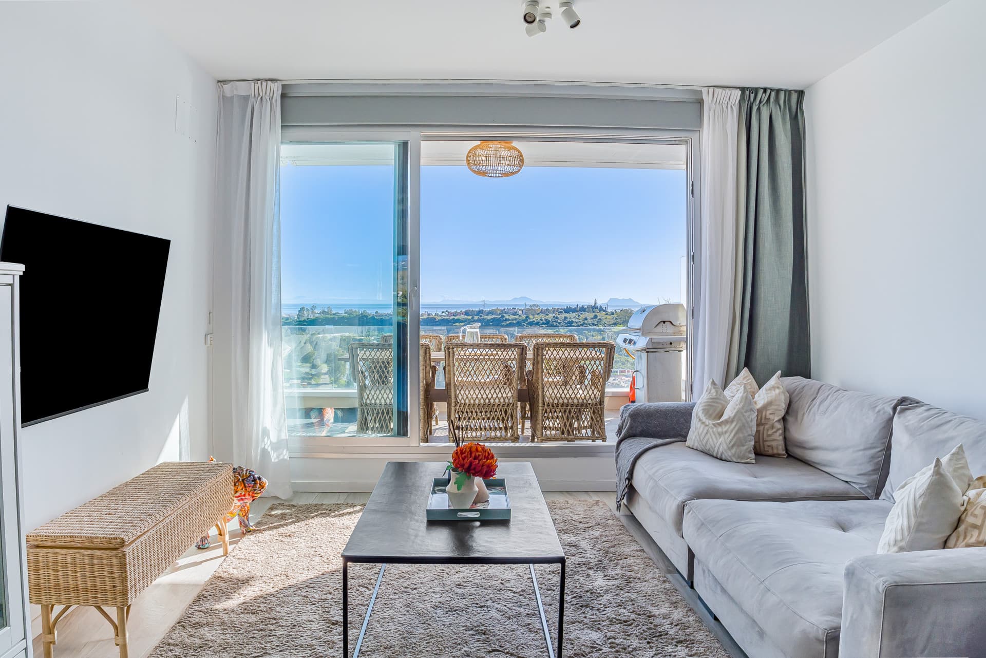Modern 3-Bedroom Apartment in Oceana Views, Cancelada – New Golden Mile