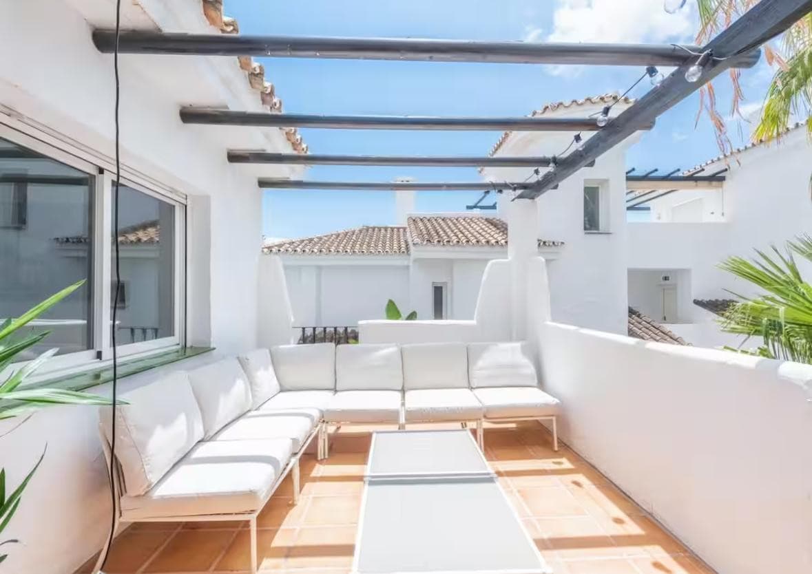 Southwest-Facing Penthouse for Sale in Los Naranjos, Nueva Andalucía, Private Terrace & Golf Valley Location