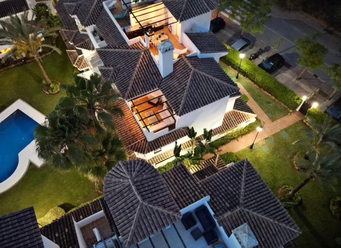 Southwest-Facing Penthouse for Sale in Los Naranjos, Nueva Andalucía, Private Terrace & Golf Valley Location