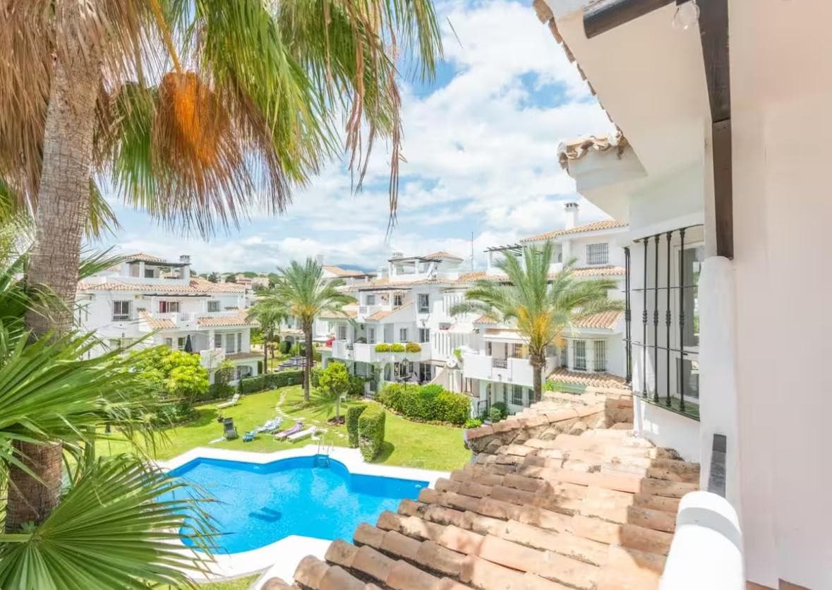 Southwest-Facing Penthouse for Sale in Los Naranjos, Nueva Andalucía, Private Terrace & Golf Valley Location