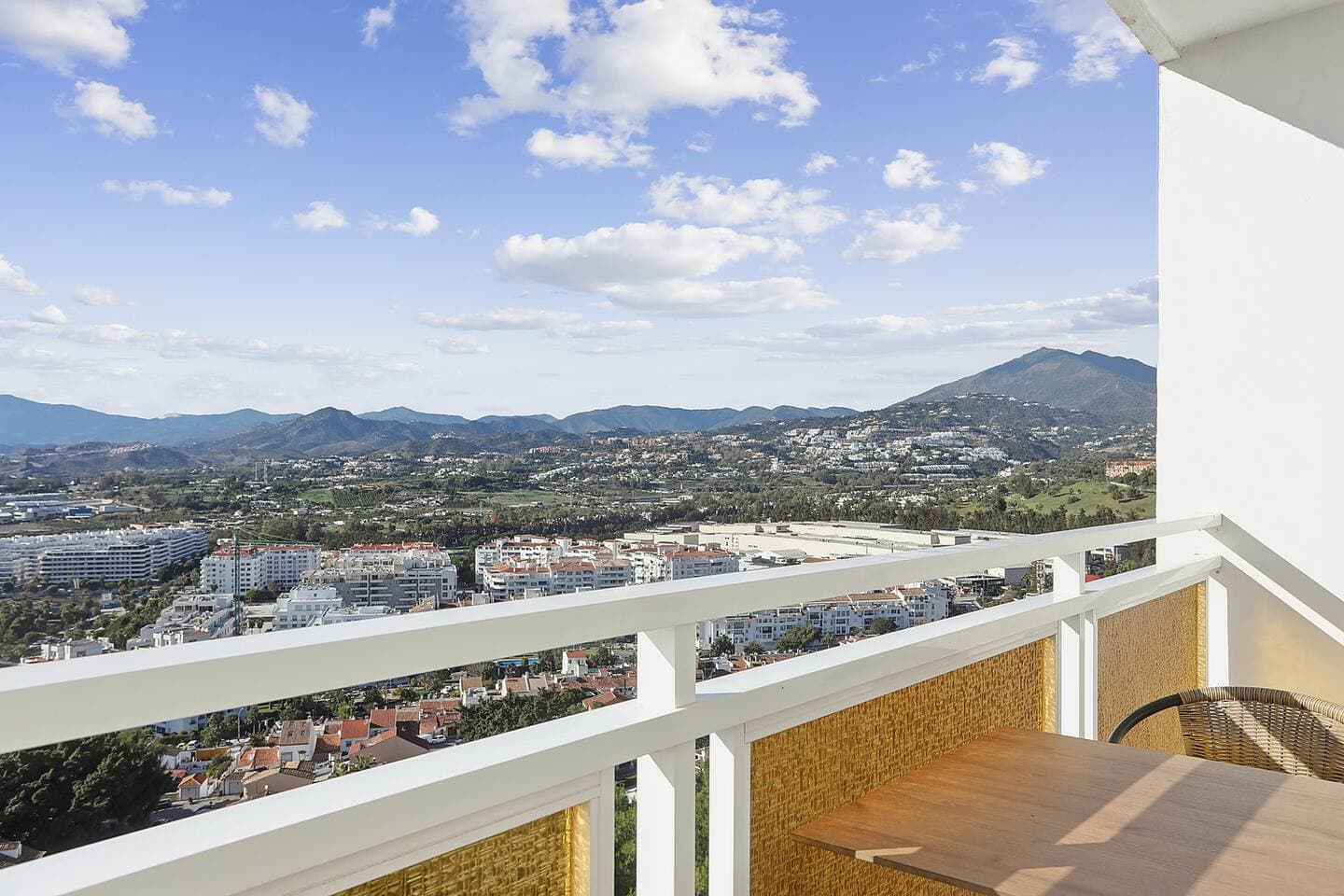 Panoramic 2-Bedroom Apartment in Nueva Andalucía with Sea & Mountain Views