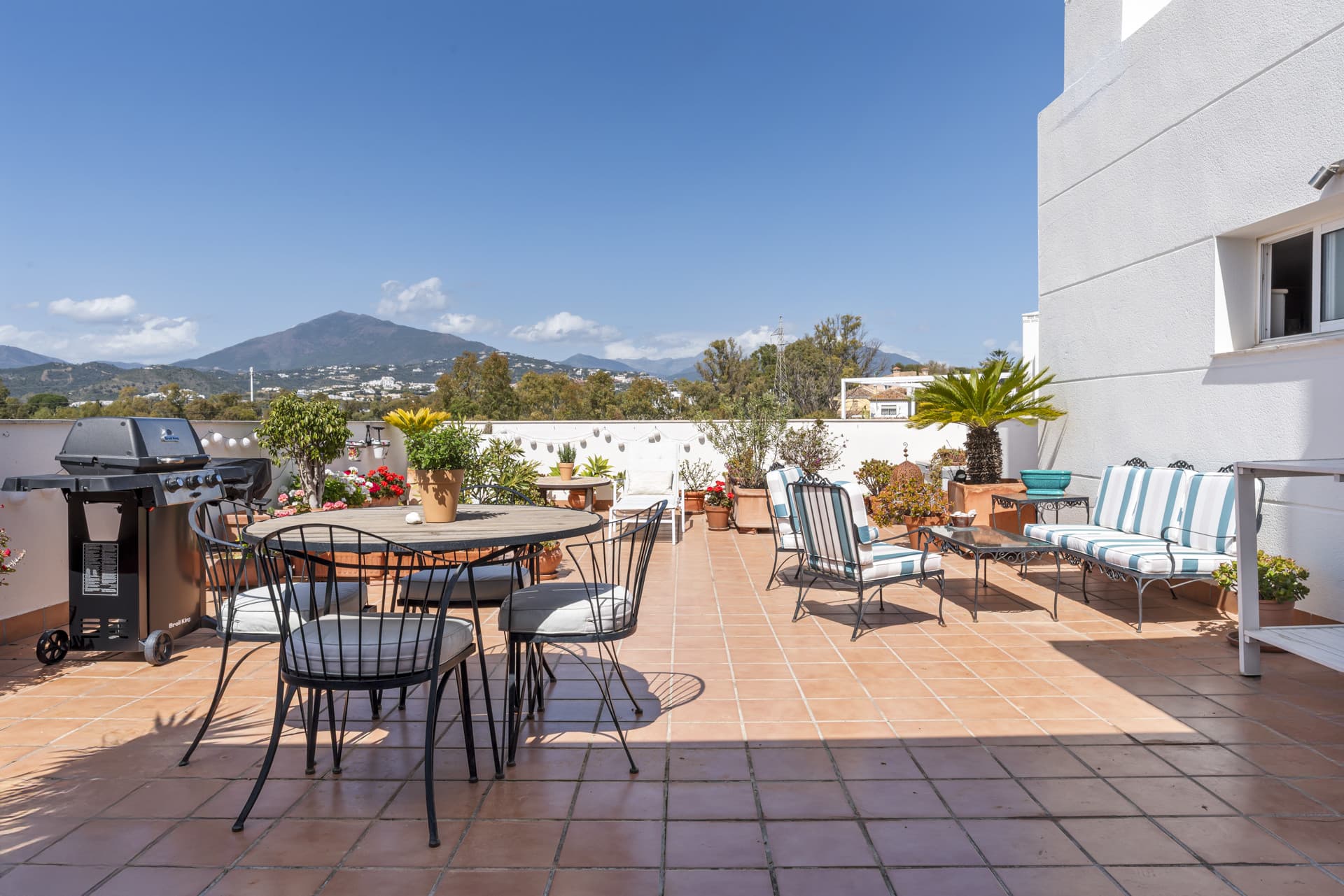 Penthouse in Guadalmina Alta with Golf Views & Rooftop Terrace