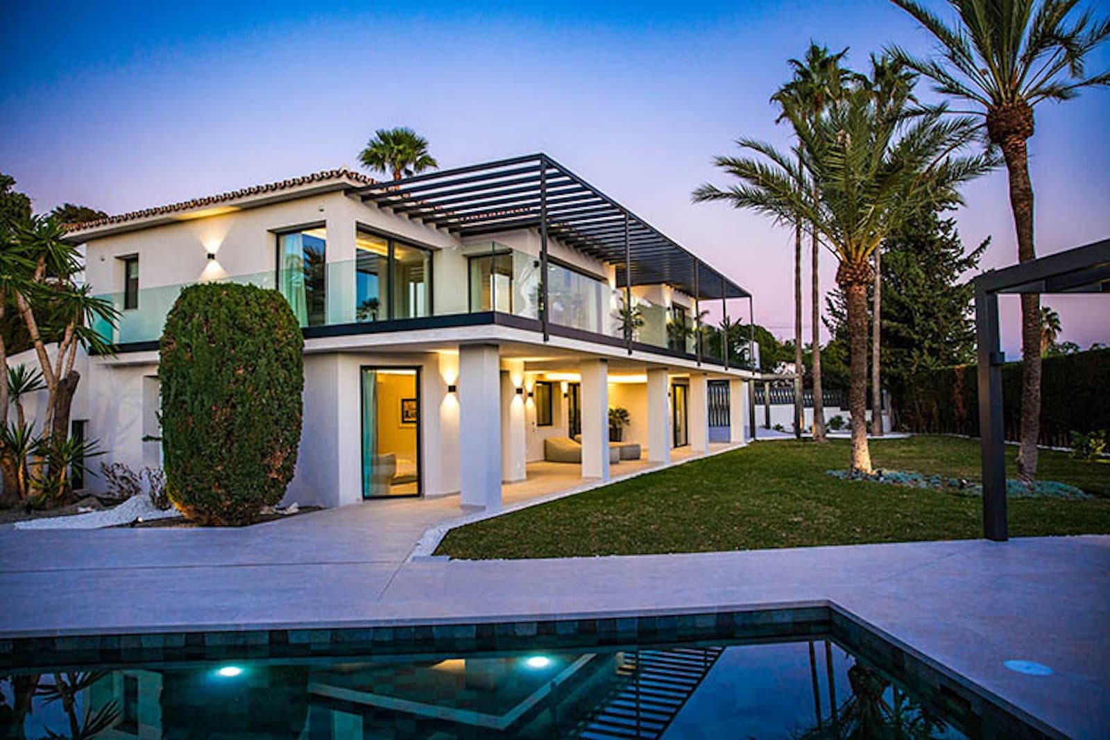 Luxury 5-Bedroom Villa on Marbella’s Golden Mile with Sea Views