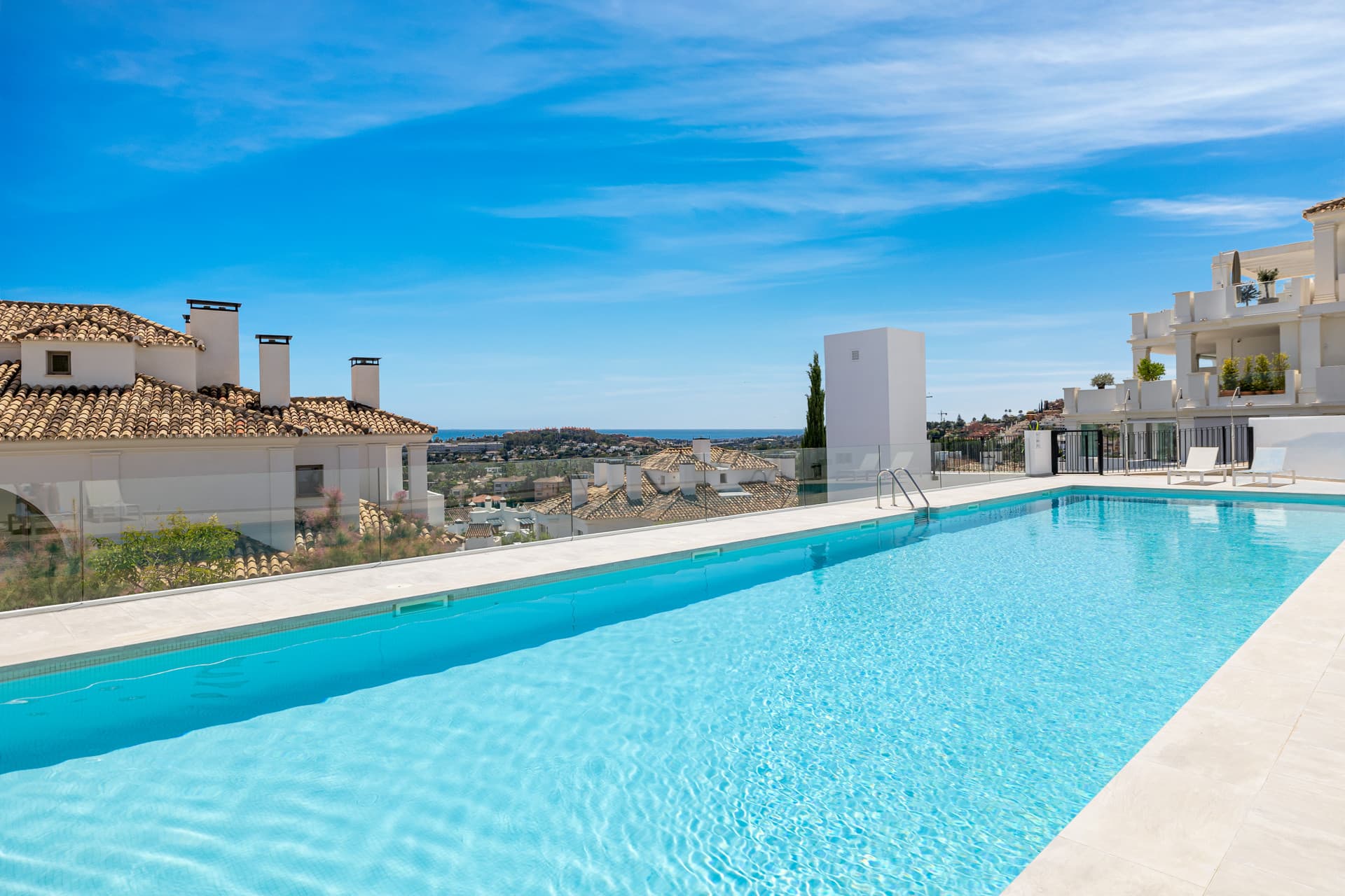 Exclusiva casa de lujo de 7 dormitorios en Nueva Andalucía con vistas al mar y a la montaña