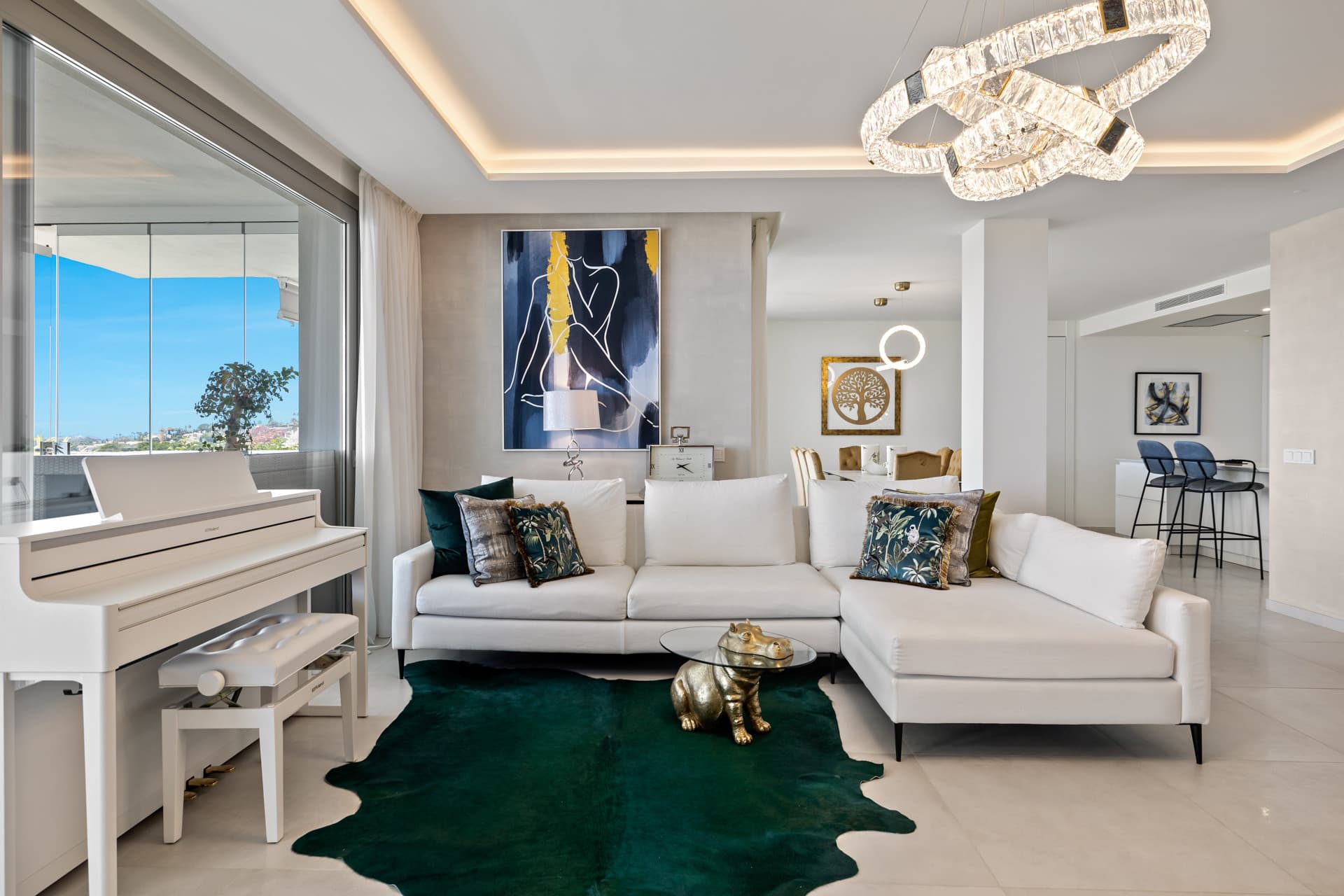 Exclusiva casa de lujo de 7 dormitorios en Nueva Andalucía con vistas al mar y a la montaña