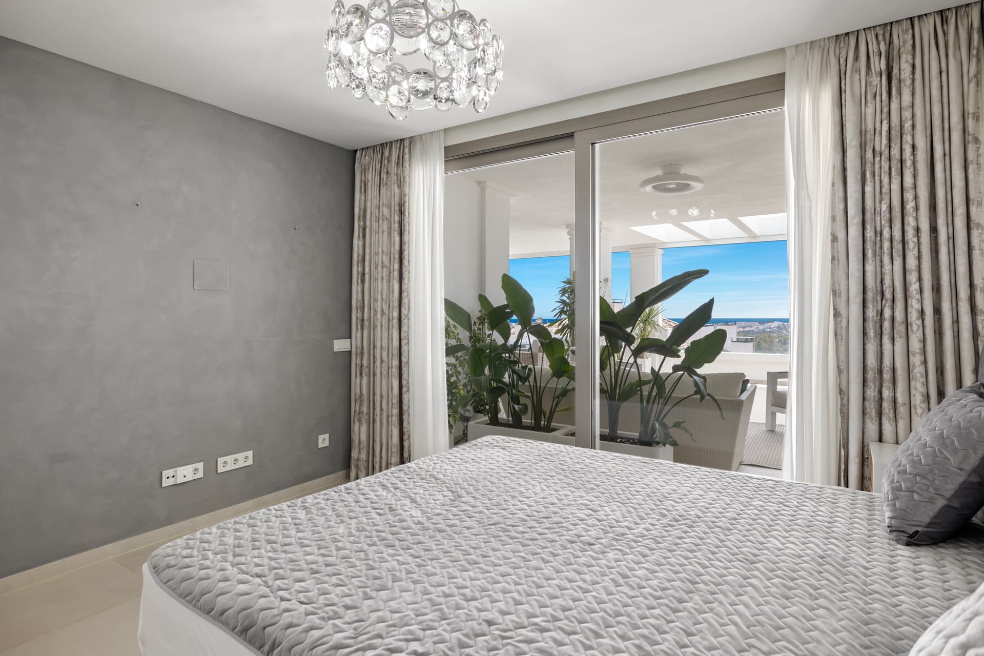 Exclusiva casa de lujo de 7 dormitorios en Nueva Andalucía con vistas al mar y a la montaña