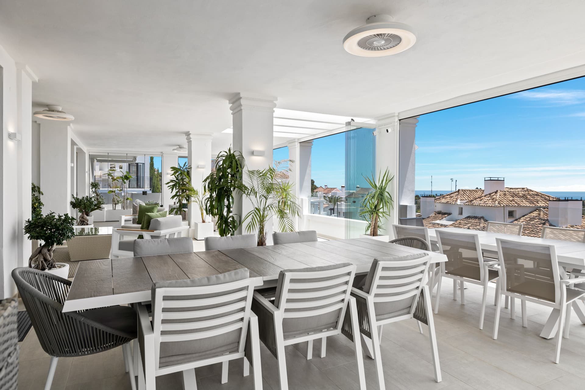 Exclusiva casa de lujo de 7 dormitorios en Nueva Andalucía con vistas al mar y a la montaña
