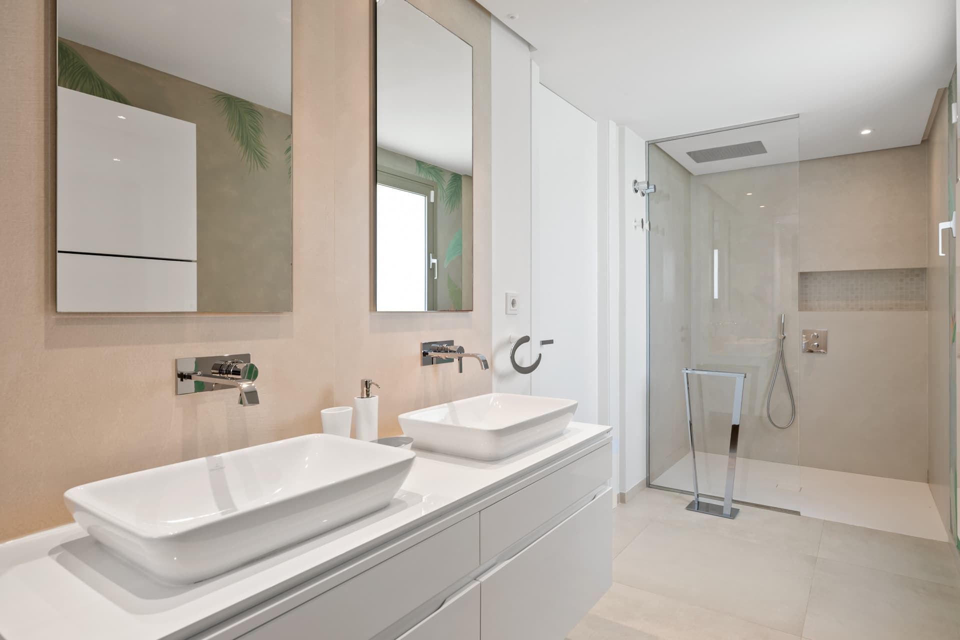 Exclusiva casa de lujo de 7 dormitorios en Nueva Andalucía con vistas al mar y a la montaña