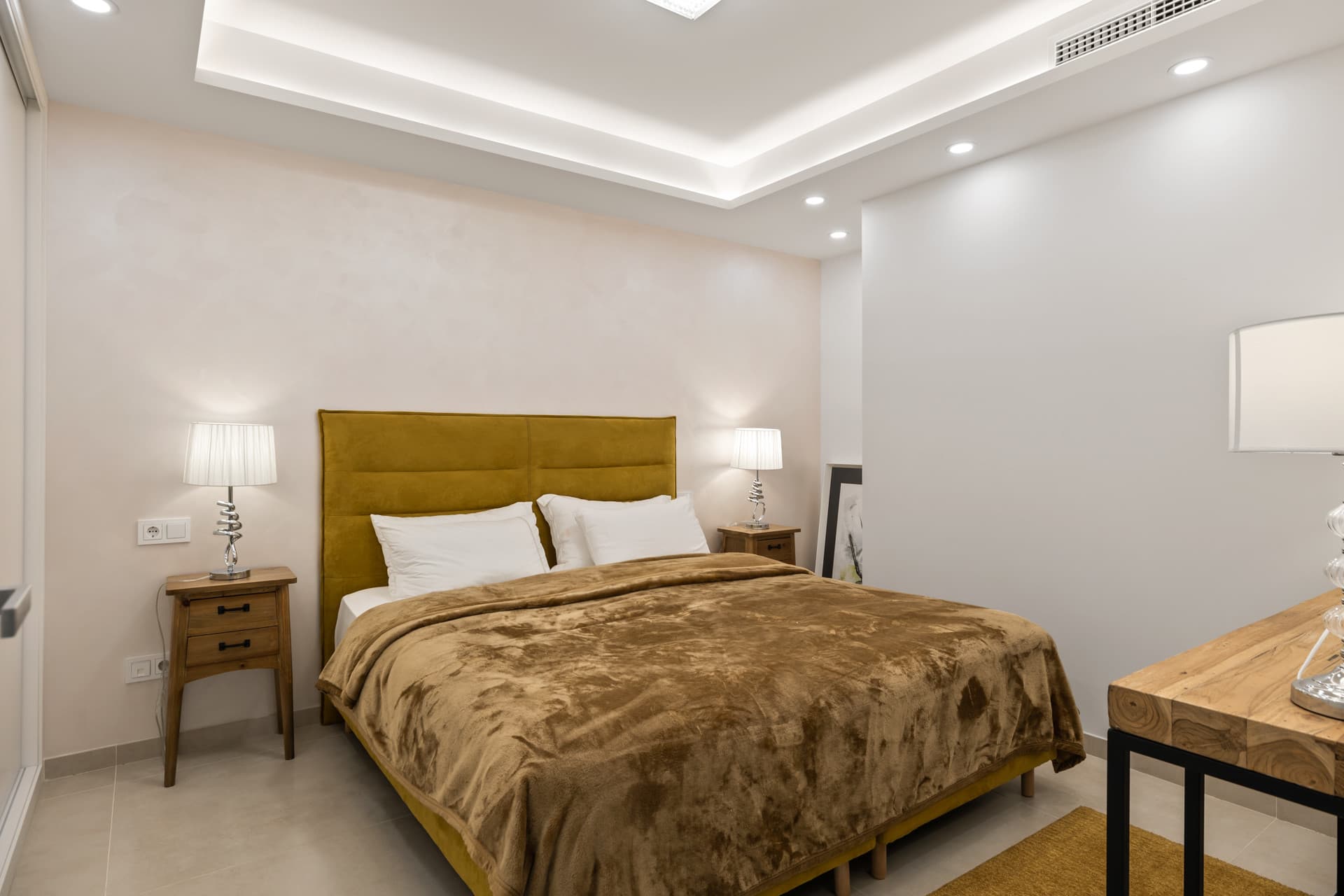 Exclusiva casa de lujo de 7 dormitorios en Nueva Andalucía con vistas al mar y a la montaña