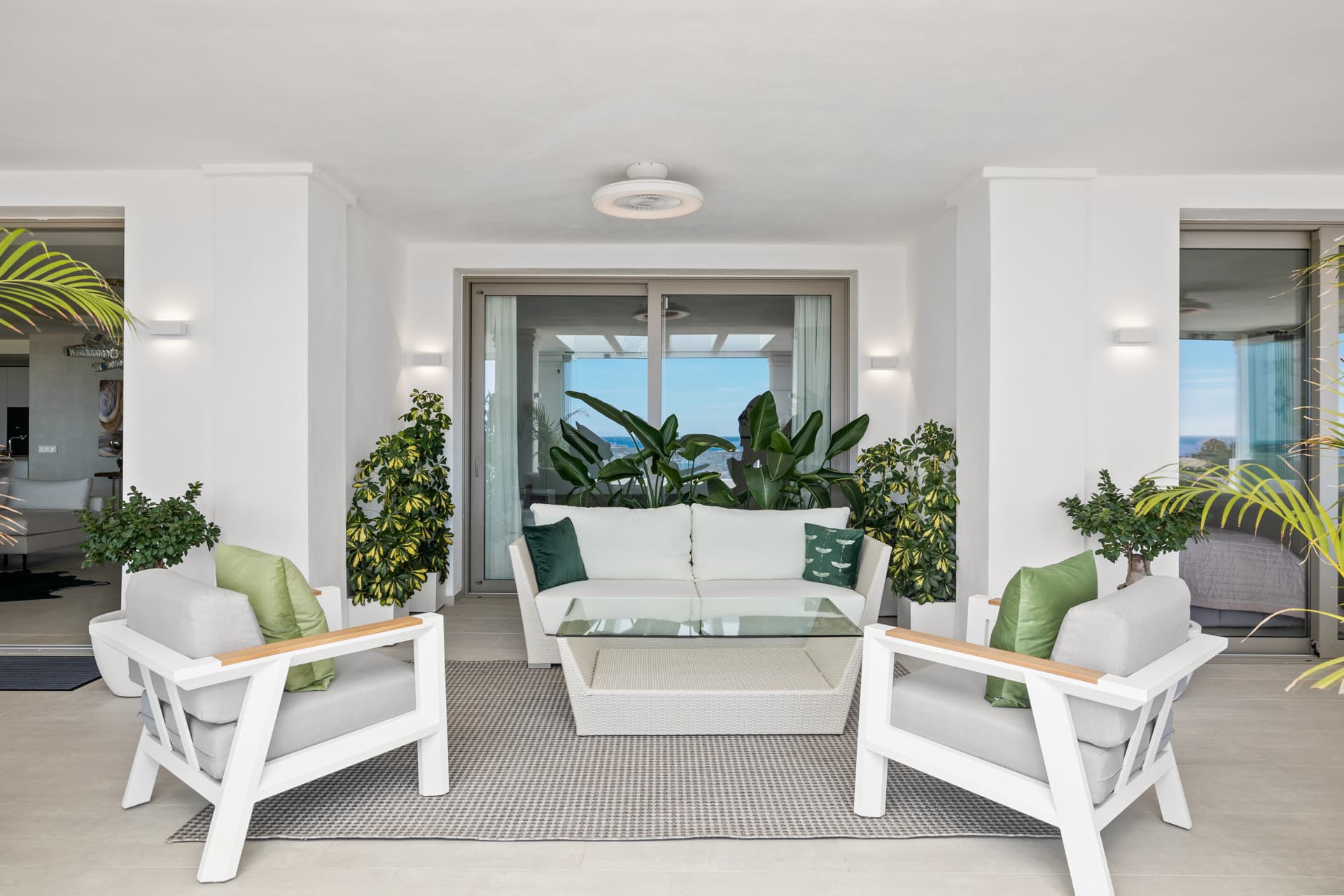 Exclusiva casa de lujo de 7 dormitorios en Nueva Andalucía con vistas al mar y a la montaña