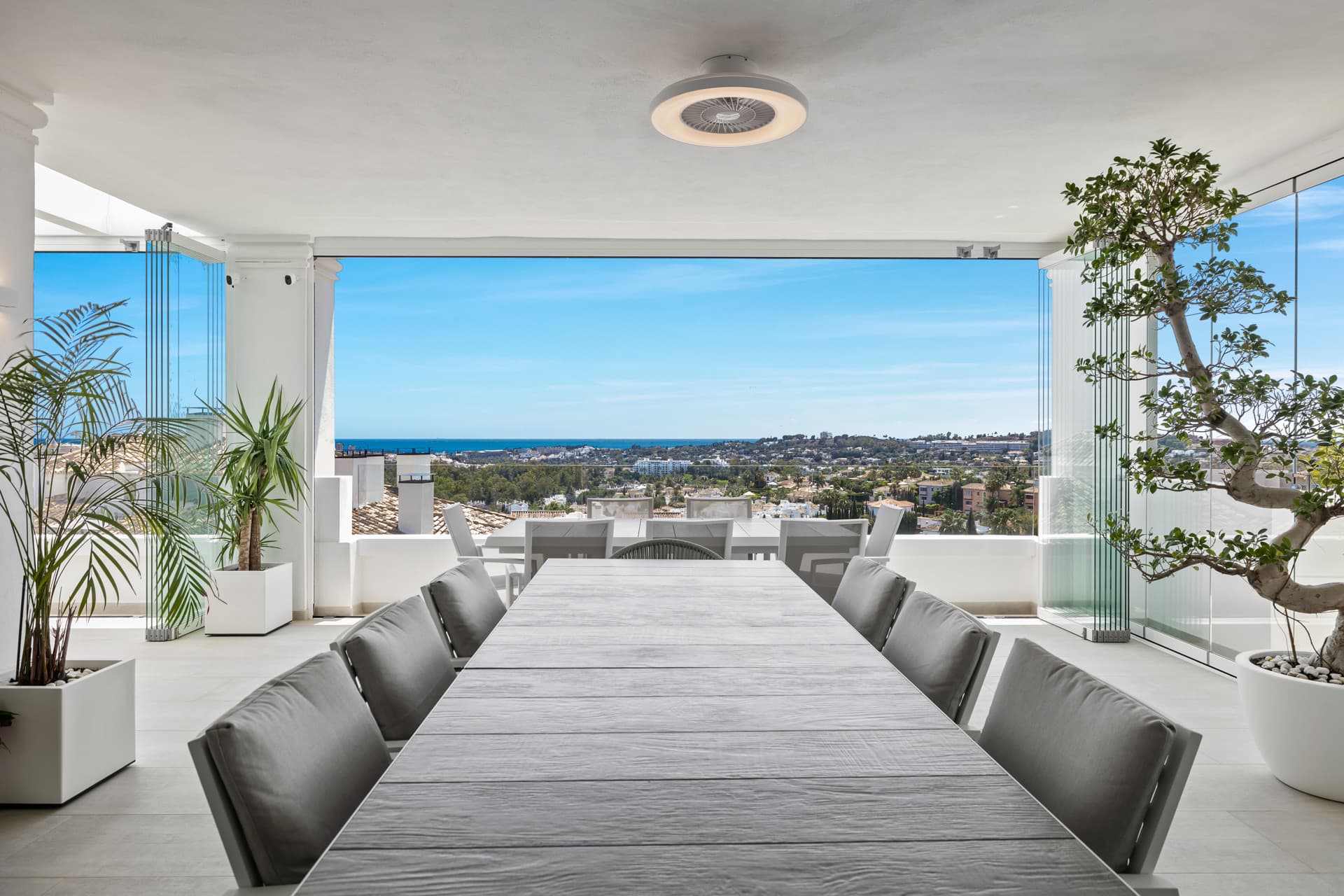 Exclusiva casa de lujo de 7 dormitorios en Nueva Andalucía con vistas al mar y a la montaña
