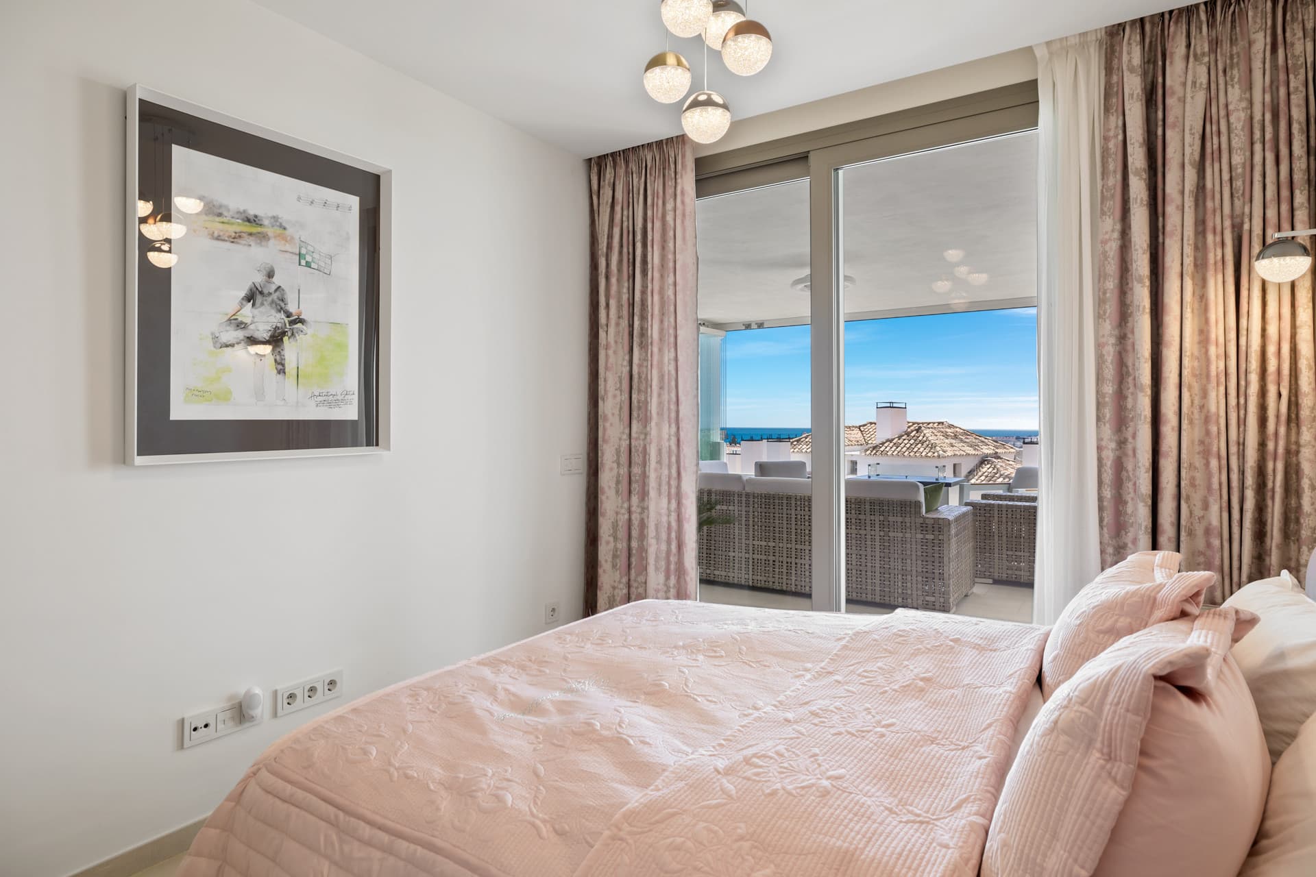 Exclusiva casa de lujo de 7 dormitorios en Nueva Andalucía con vistas al mar y a la montaña
