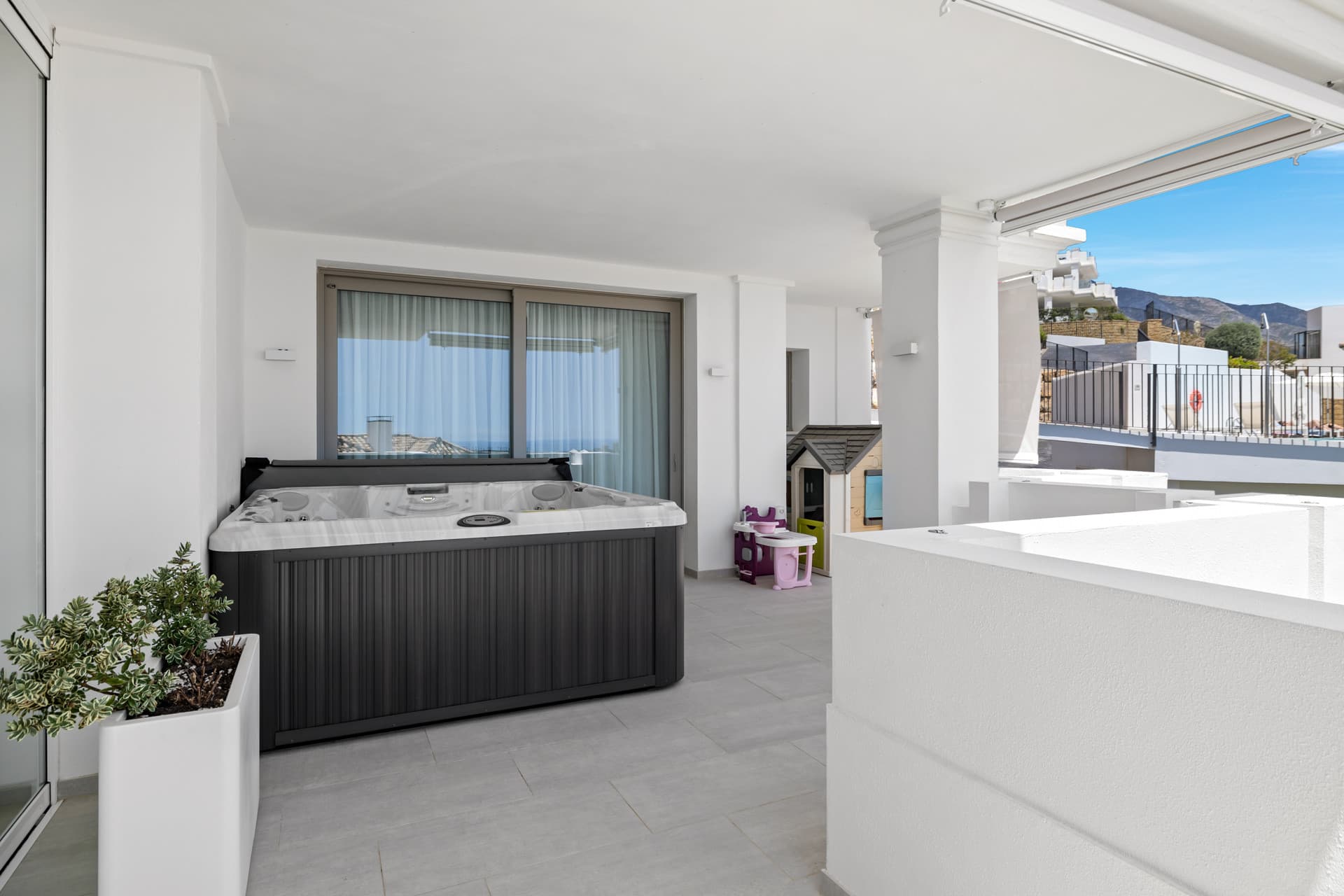 Exclusiva casa de lujo de 7 dormitorios en Nueva Andalucía con vistas al mar y a la montaña