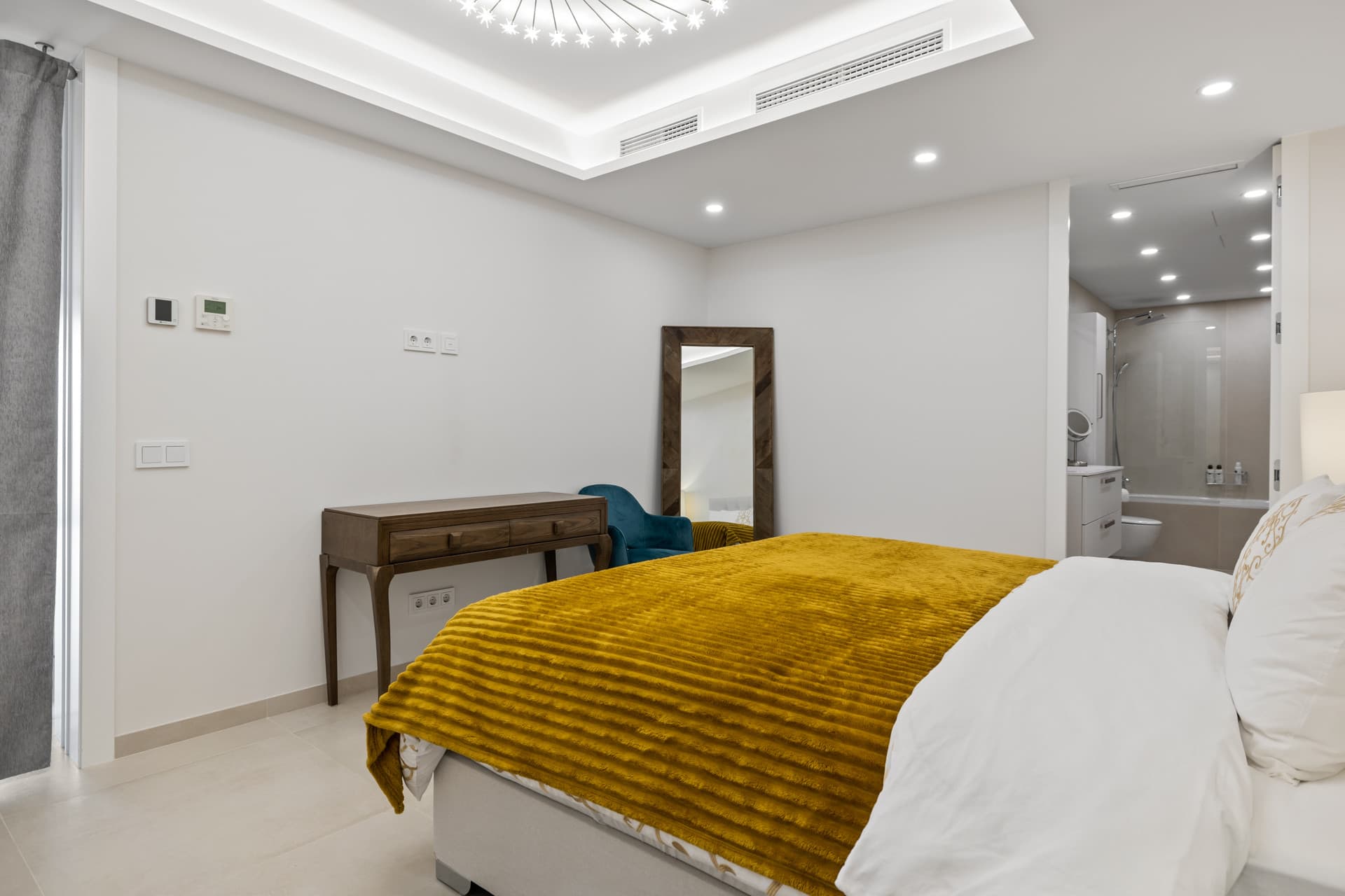Exclusiva casa de lujo de 7 dormitorios en Nueva Andalucía con vistas al mar y a la montaña